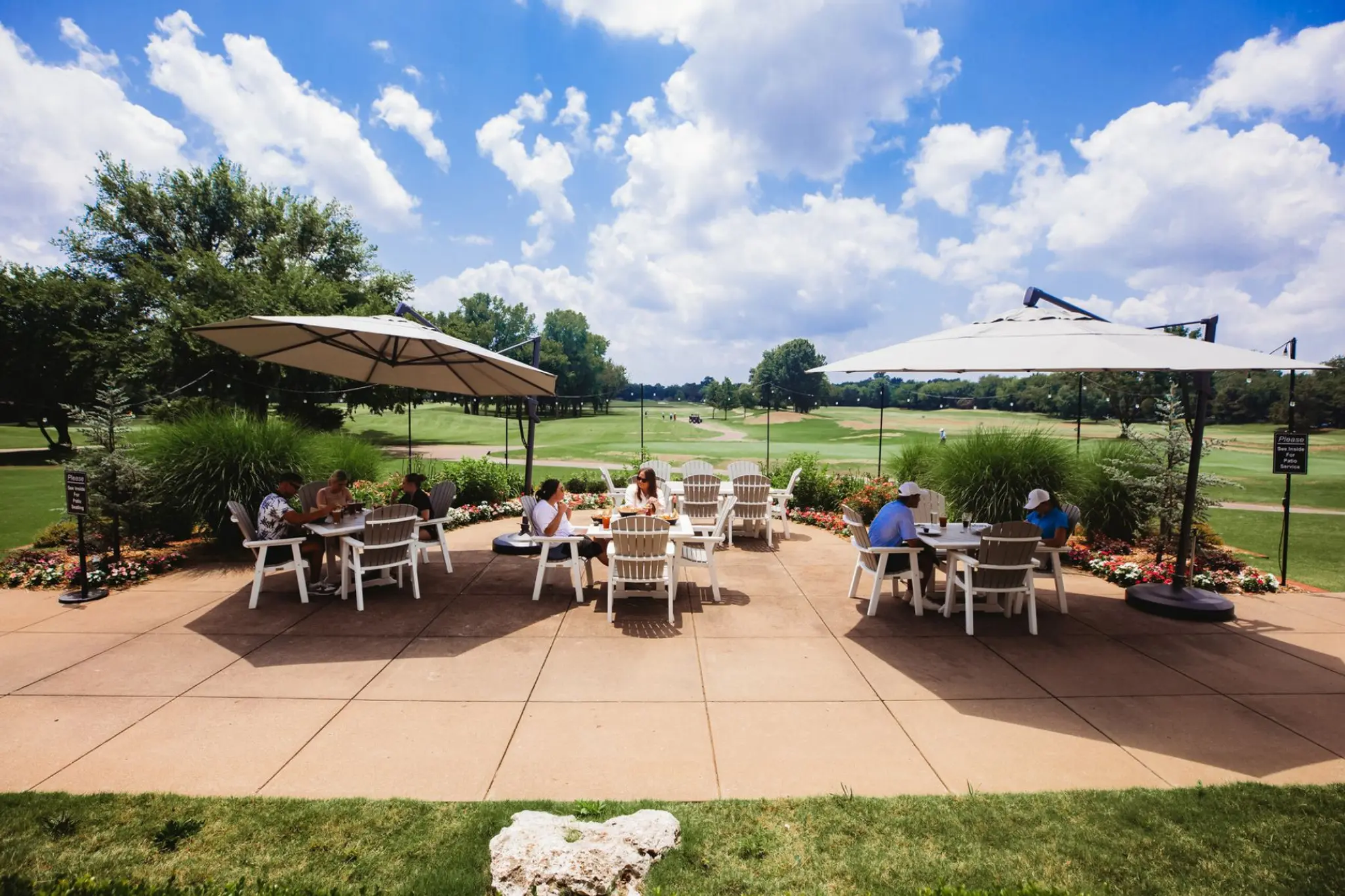 picnic-area-with-view-of-golf-course-greens-at-beacon-homes-broken-arrow-tulsa-community-Creekside-at-Forest-Ridge-in-oklahoma