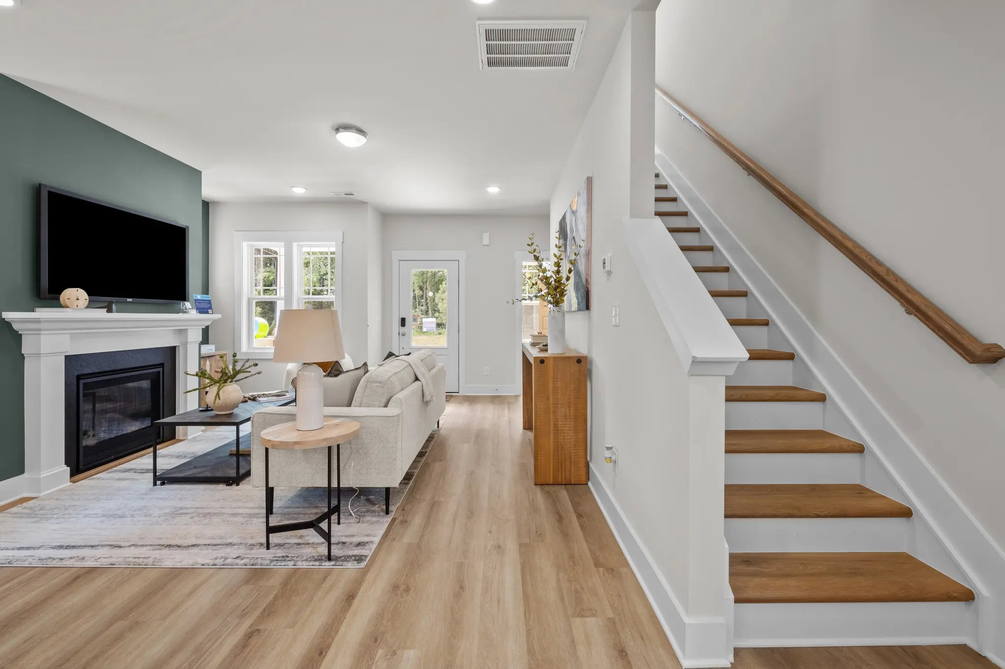 006_WG6-0102 Foyer - Medium_gPGXMYqcxZqwEB8u - Thumbnail