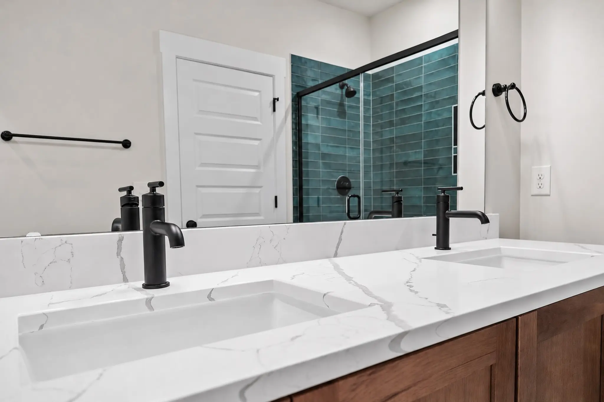 007_AP3-0318 Primary Bathroom_3 - Medium_MLu0wuQhj5inDXmc - Thumbnail