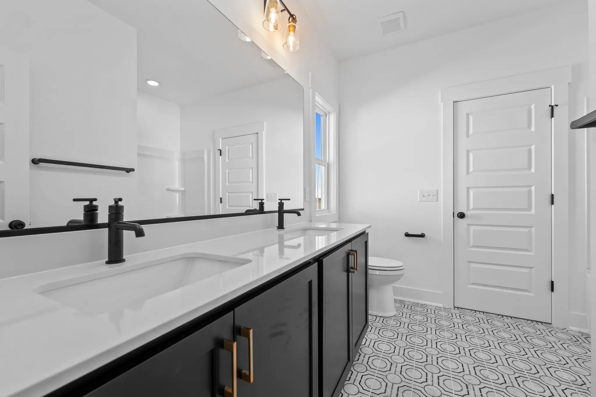 007_HON-0044 Secondary Bathroom_2 - Medium_c7gnpK0PsbPpLXQ9 - Thumbnail