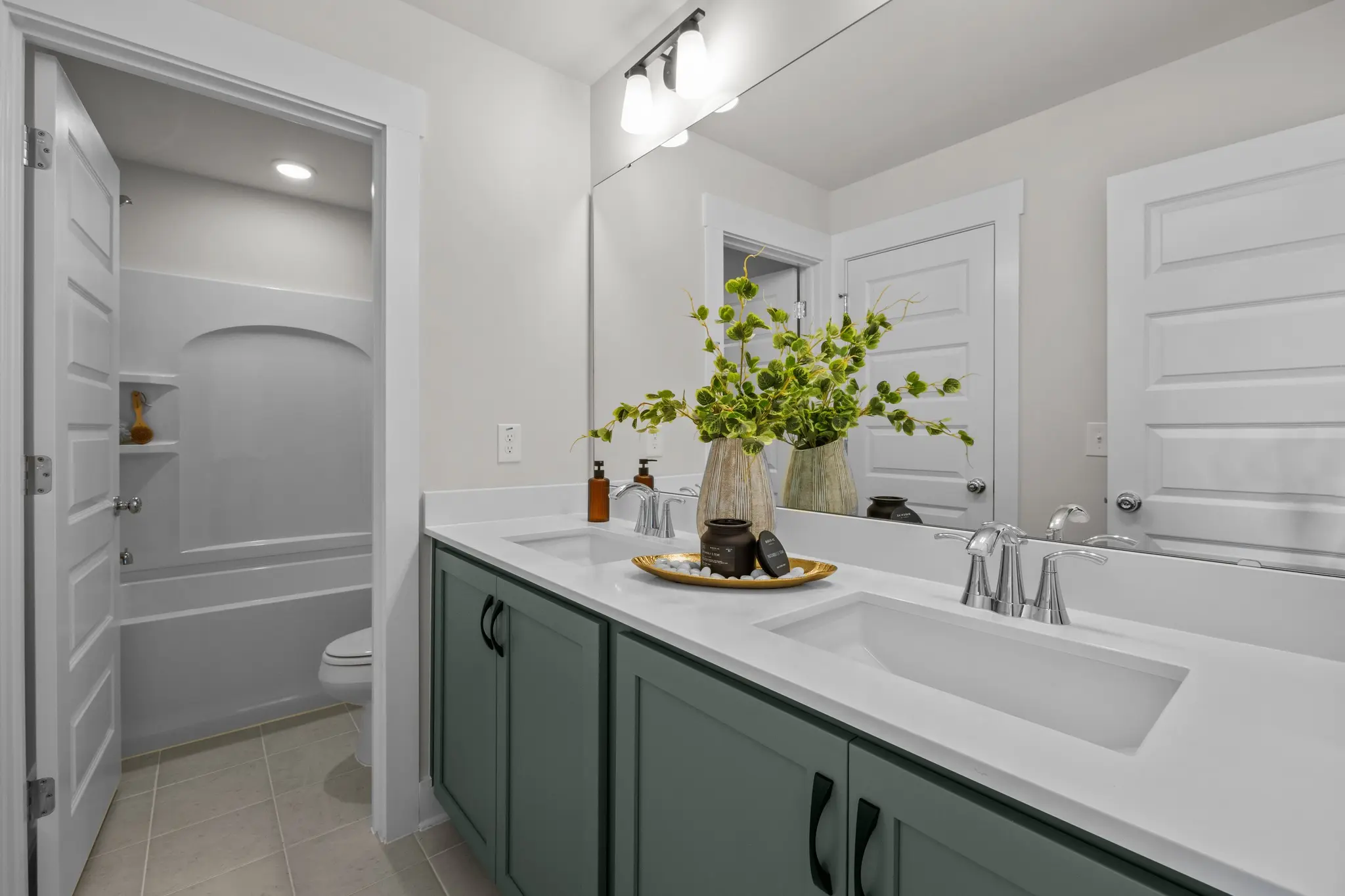 014_WG6-0102 Secondary Bathroom - Medium_38jOv5diR9tll4zr - Thumbnail