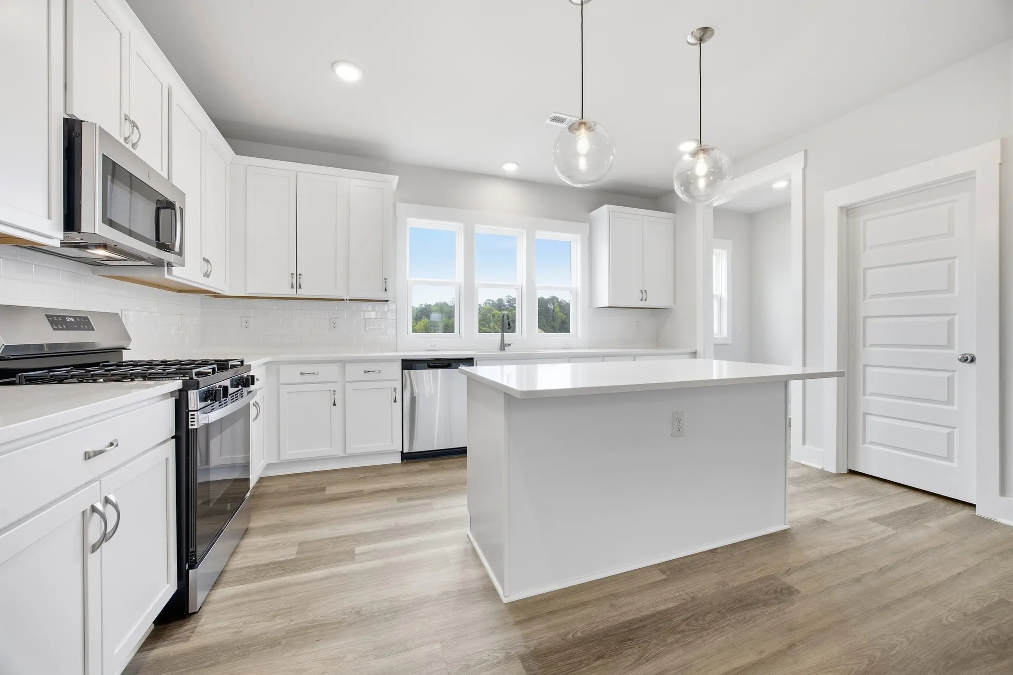 AP3-0384 Kitchen - Medium_kQma0sJAujbVa7rV - Thumbnail