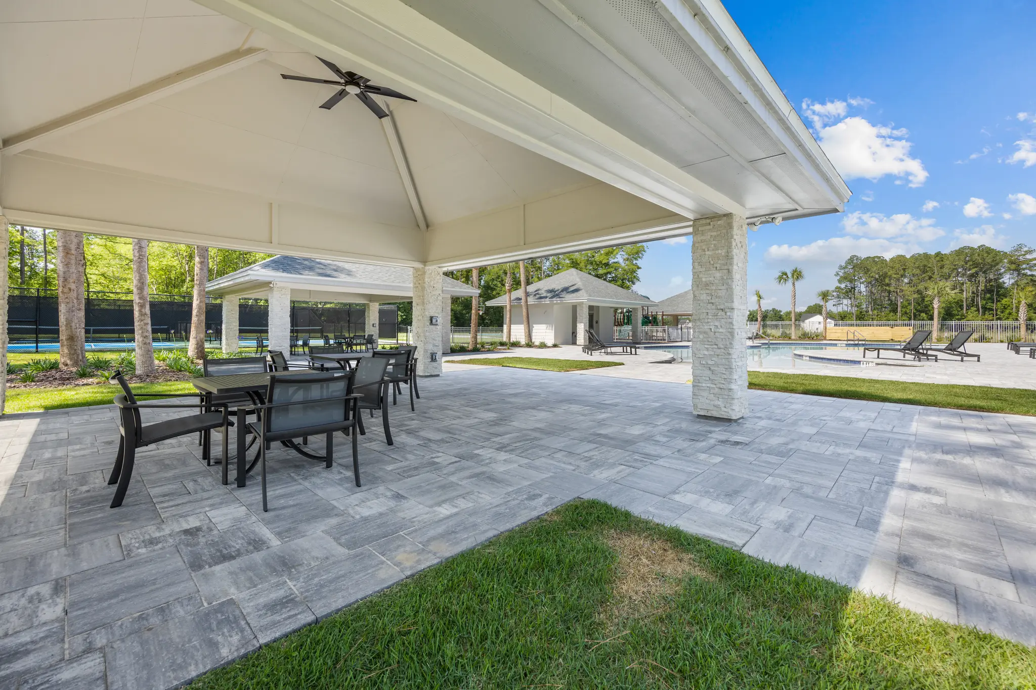 Thumbnail: laureate parade-51_AoDEHY6rfXpAXgno