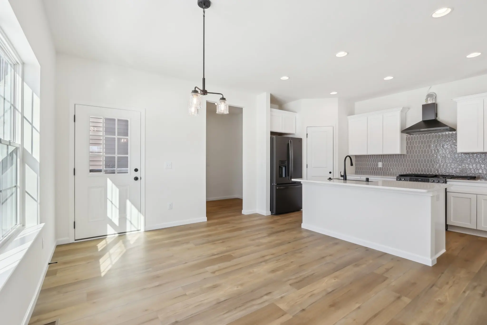 Dinette space/ Rear porch access 