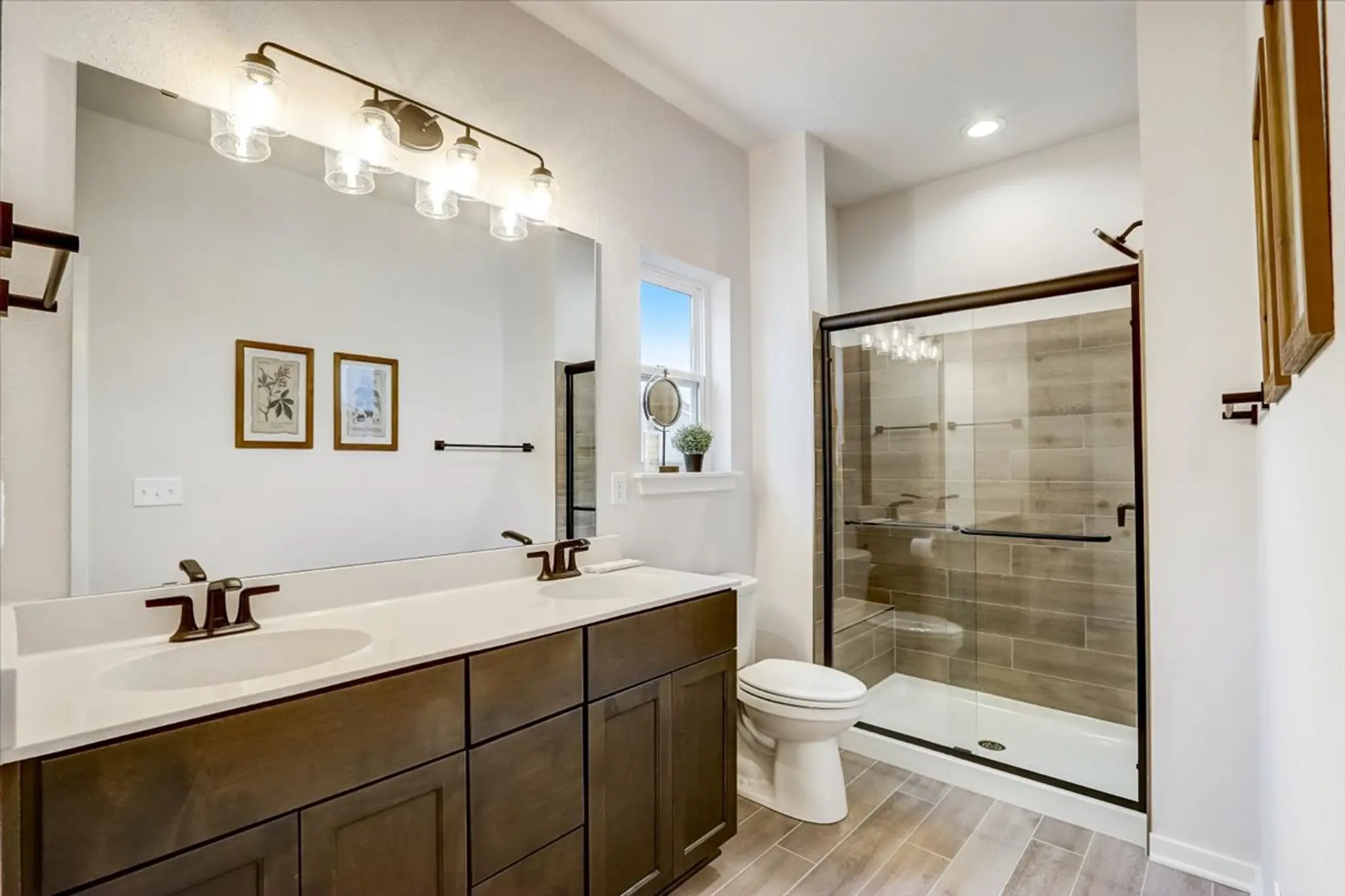Primary en Suite bathroom