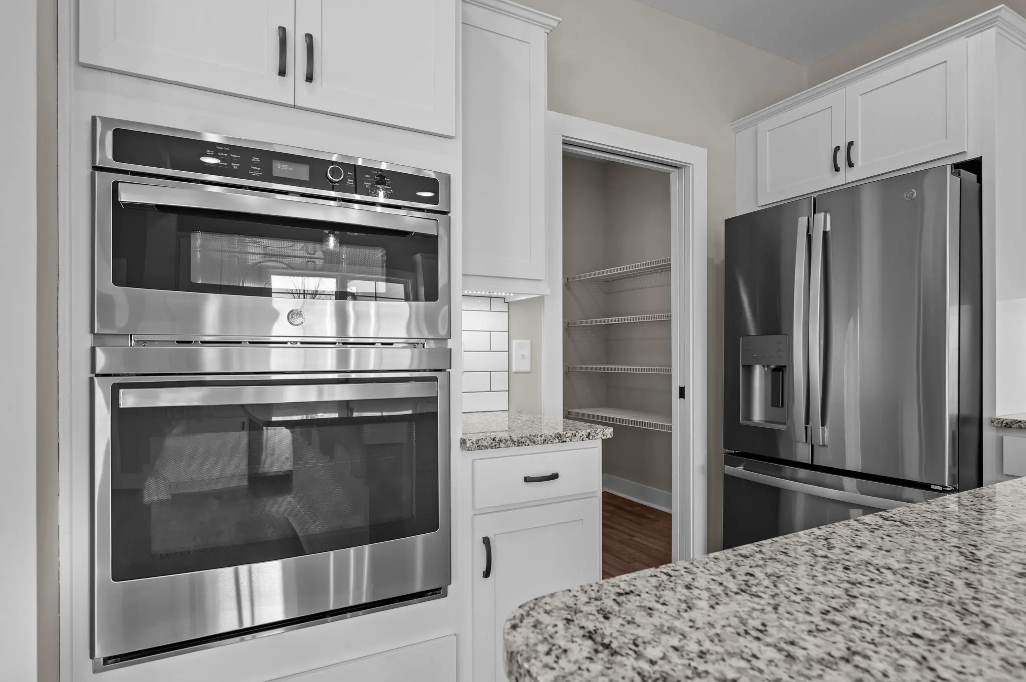 Amelia - Interior Photo 24