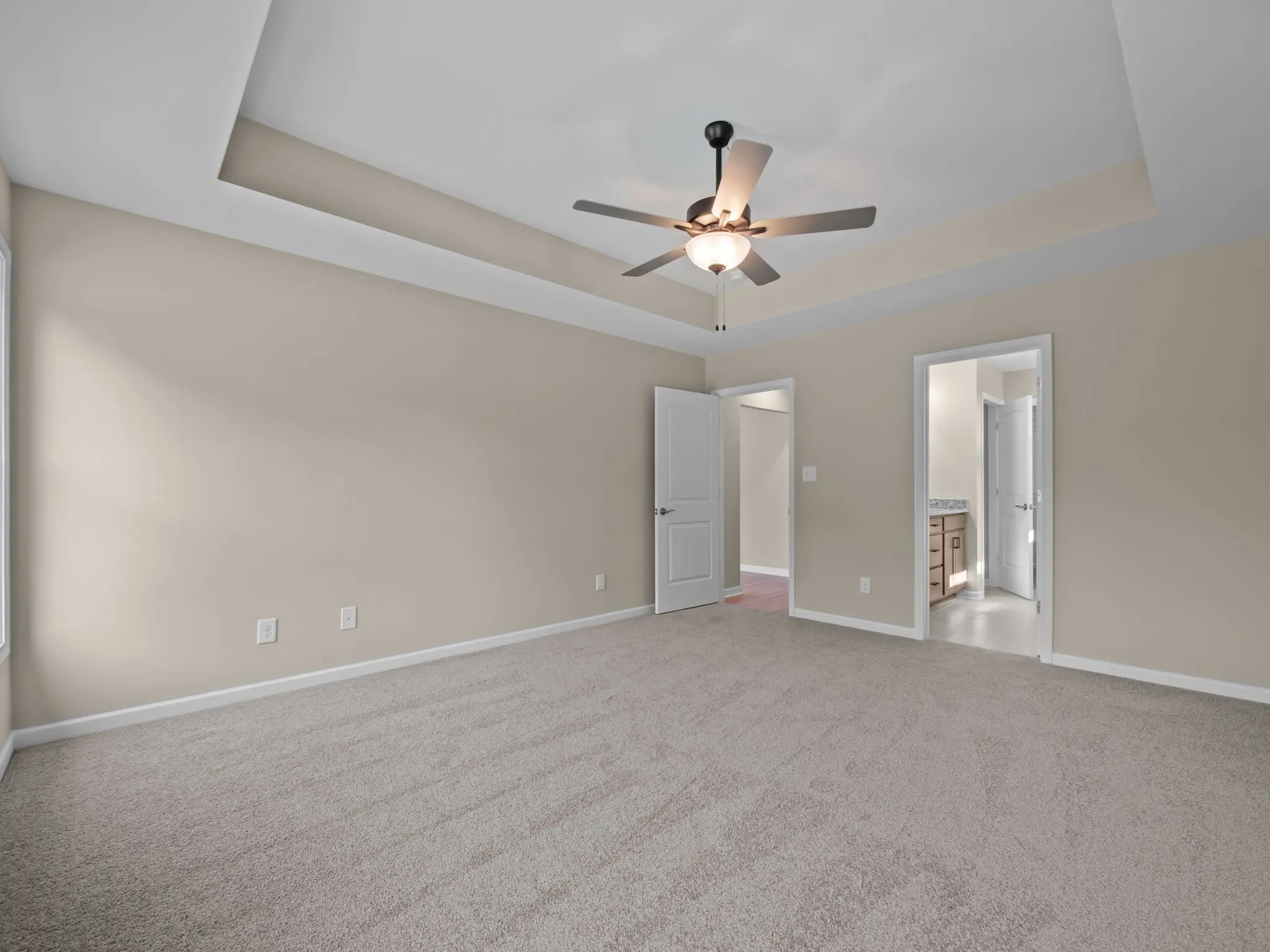 Mason - Interior Photo 11