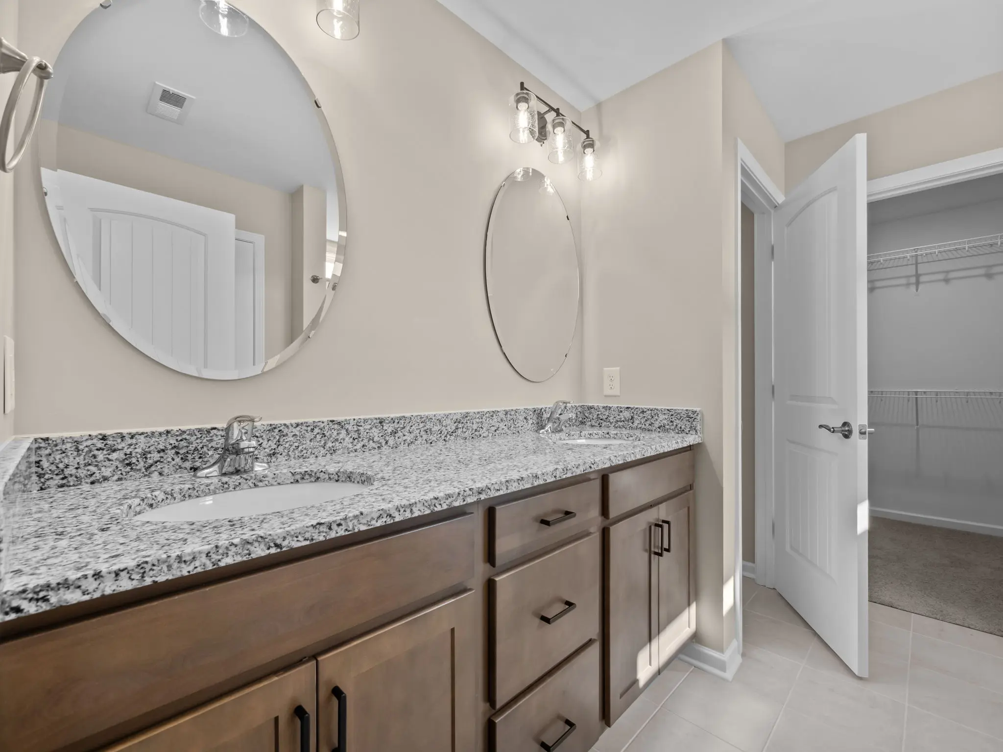 Mason - Interior Photo 12