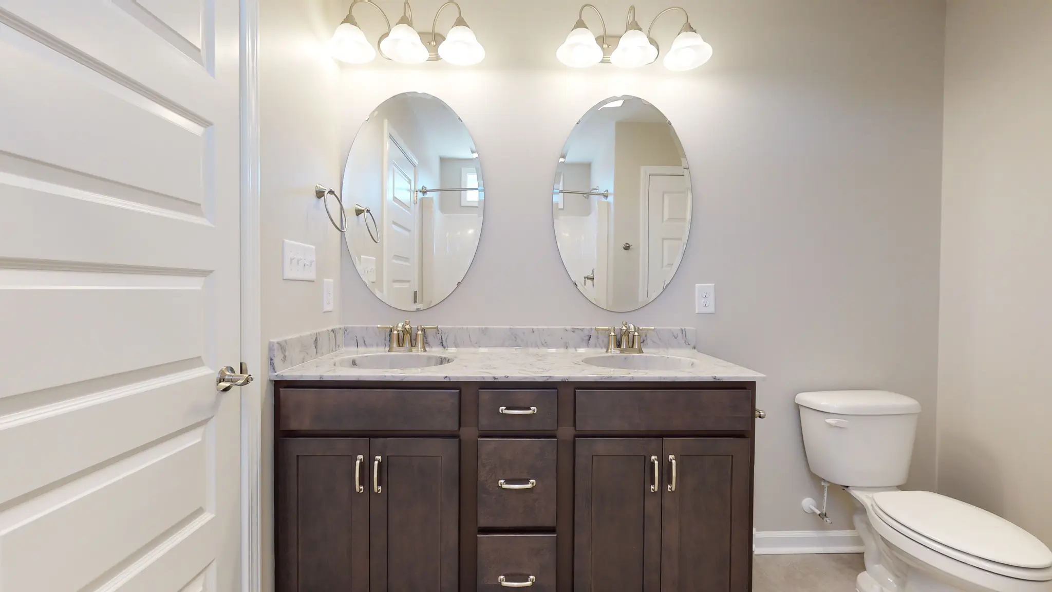 Corbin - Interior Photo 16