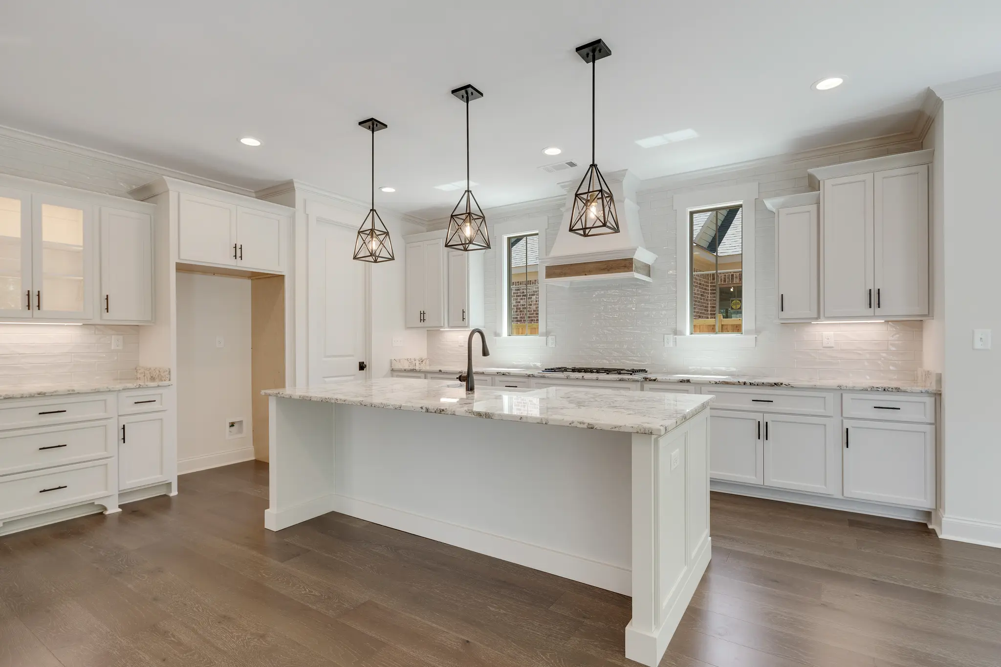 Classic Magnolia - Interior Photo 17