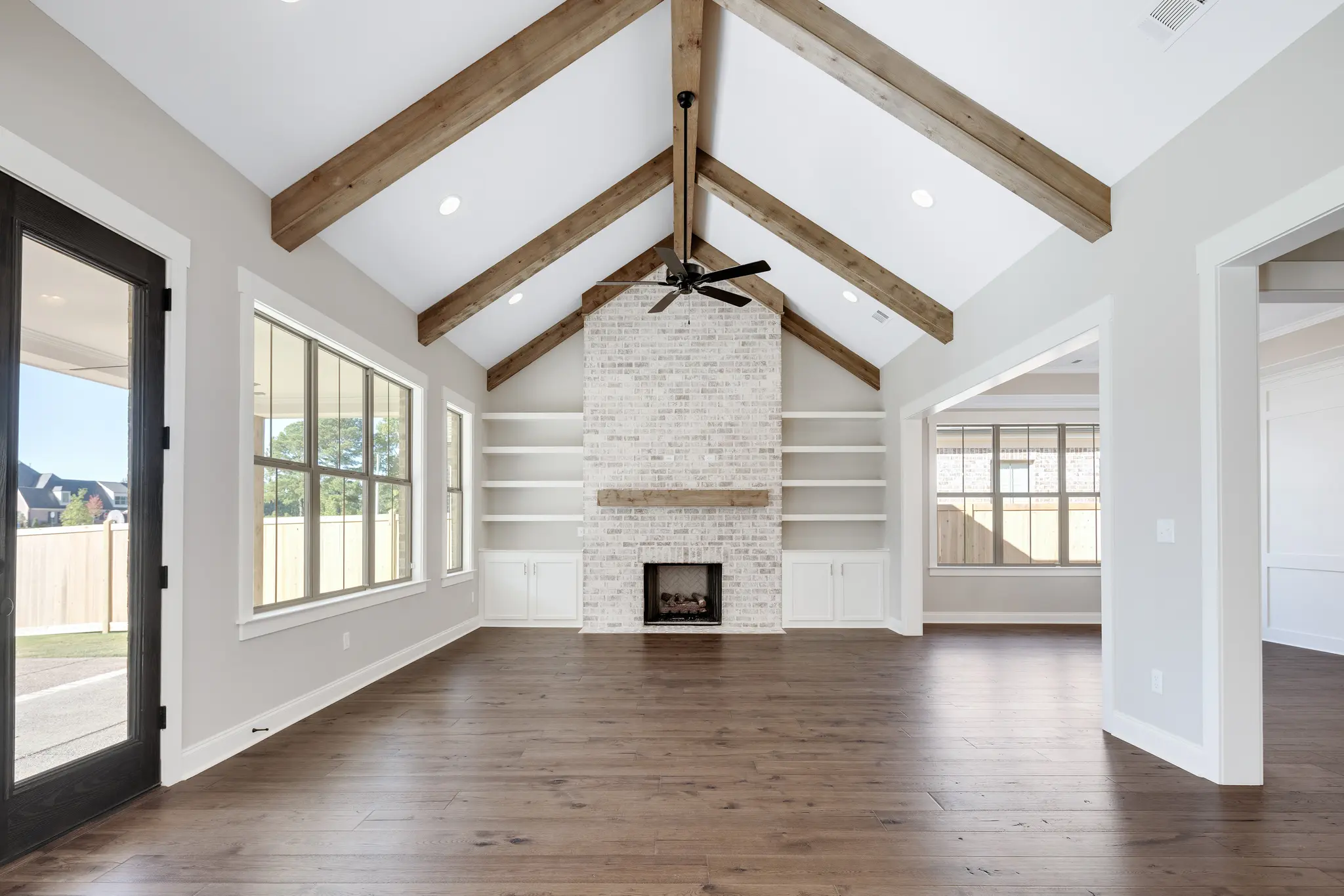 Classic Magnolia - Interior Photo 9