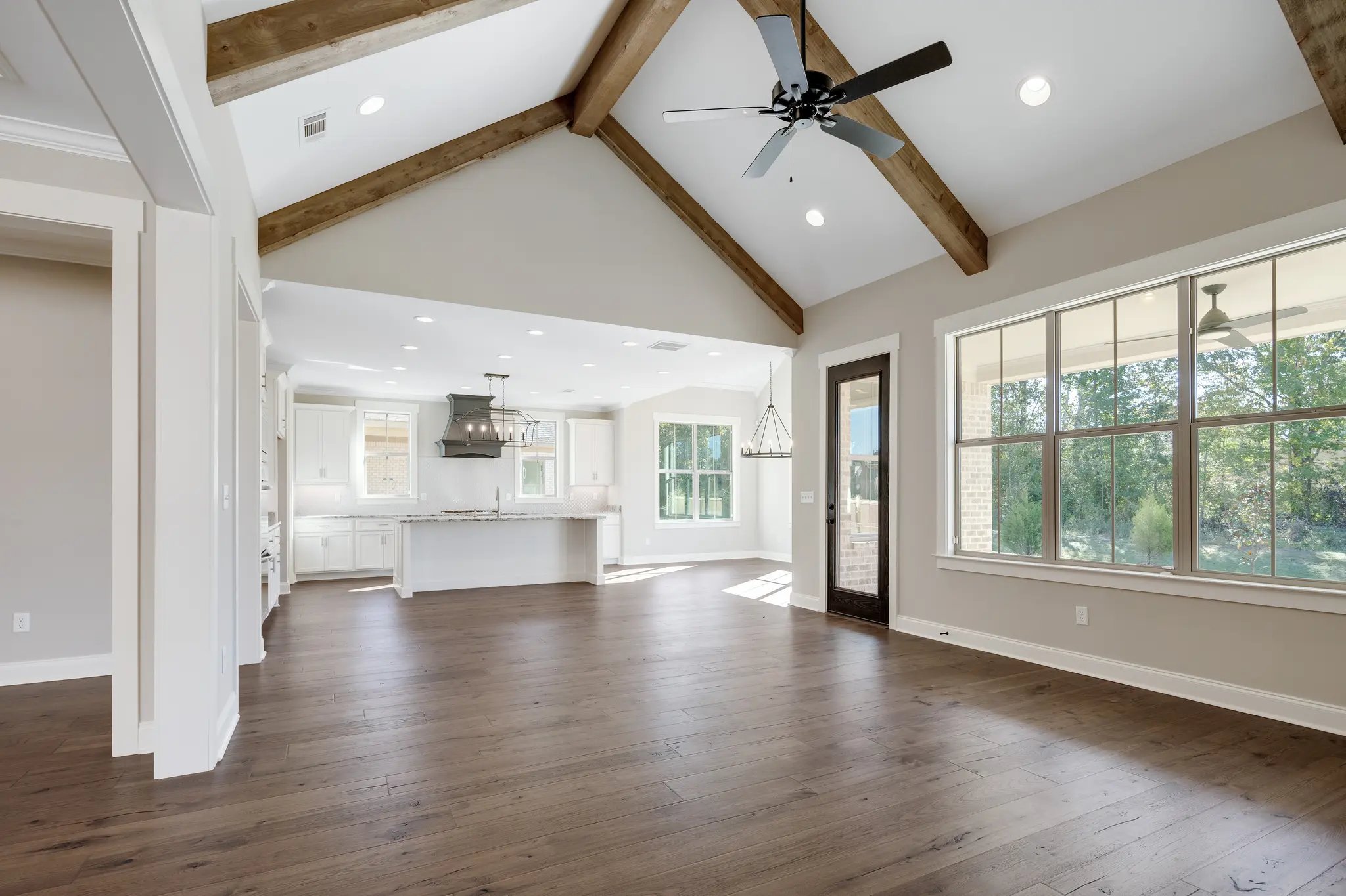 Classic Magnolia - Interior Photo 10