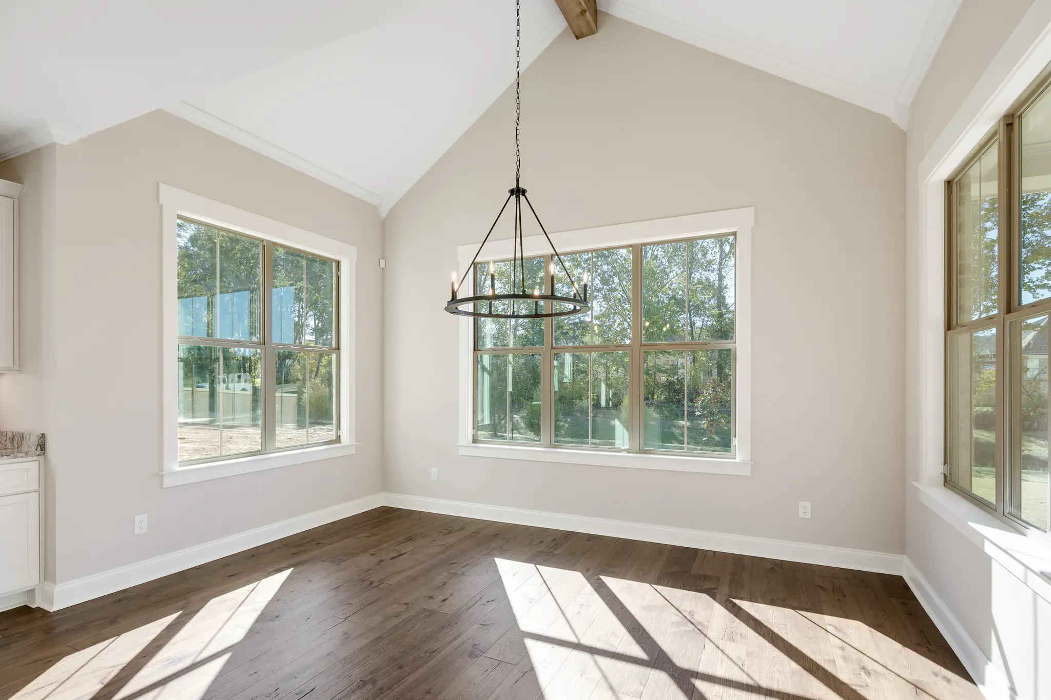 Classic Magnolia - Interior Photo 13