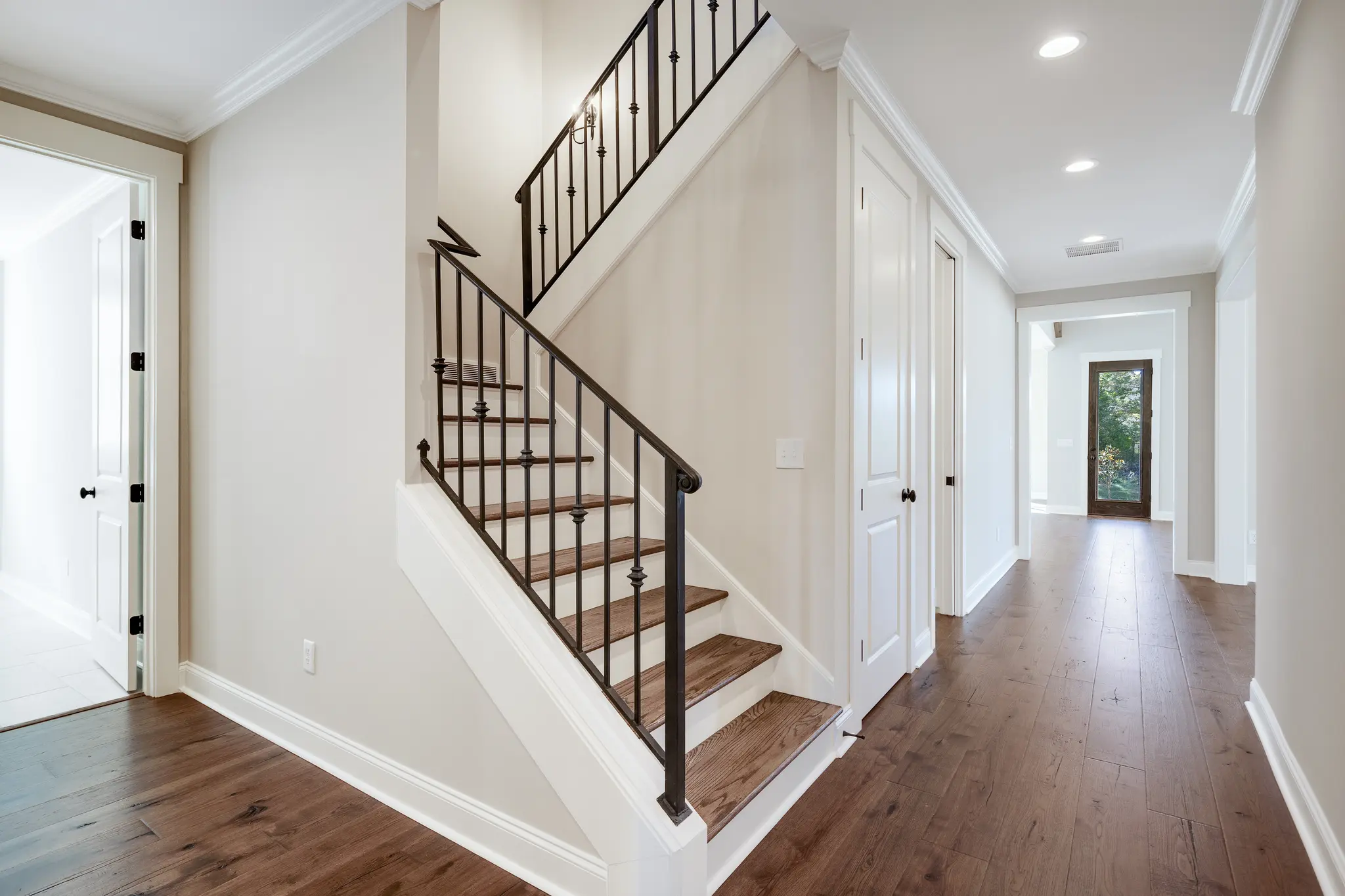 Classic Magnolia - Interior Photo 15