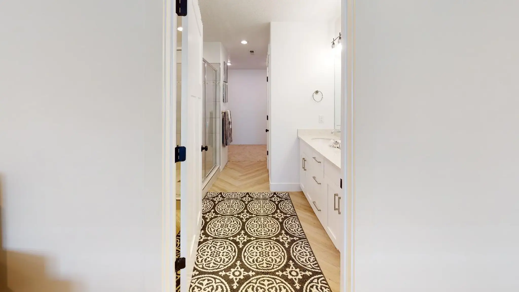 Avery - Interior Photo 16