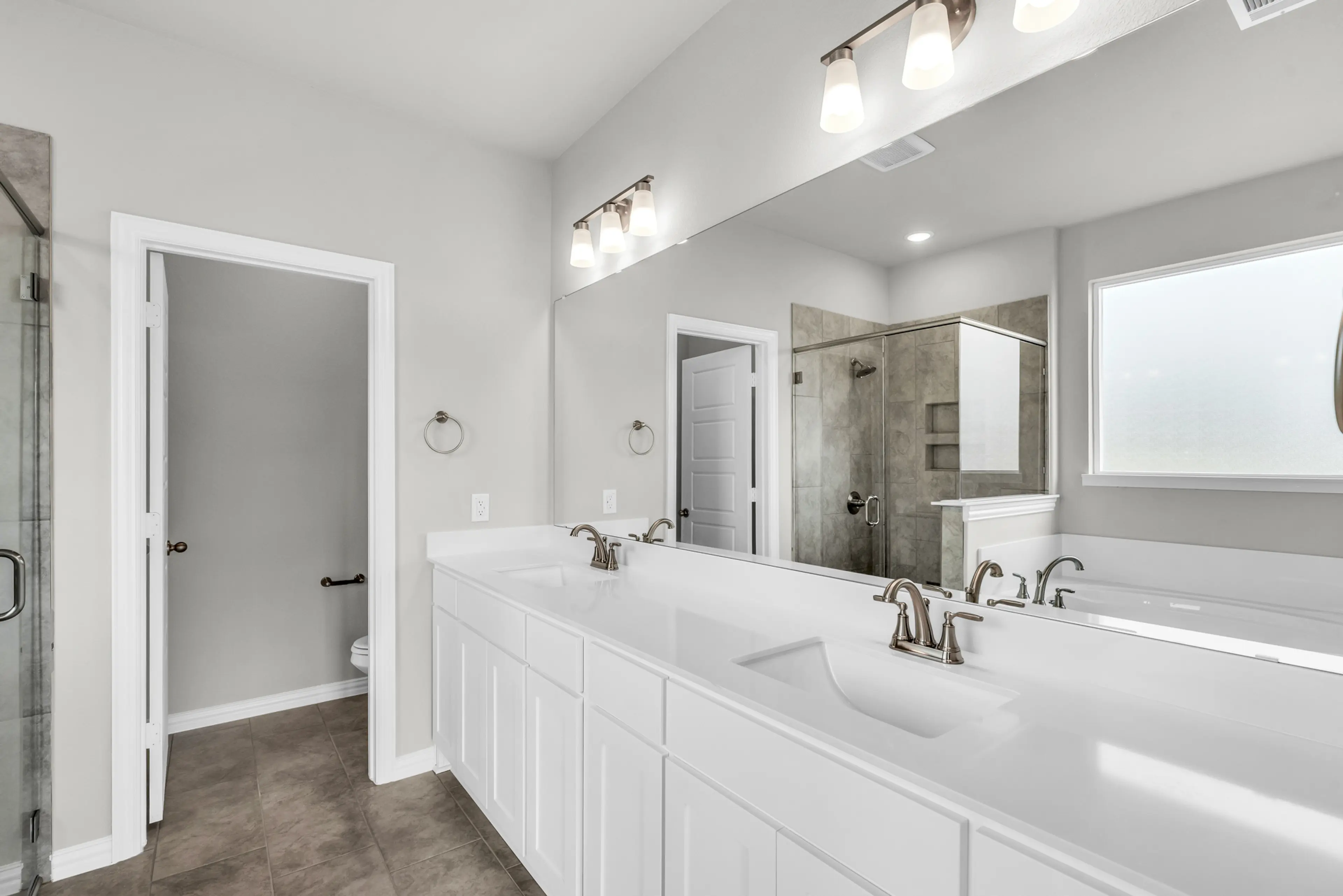 Slide - Salado Owner's Bath