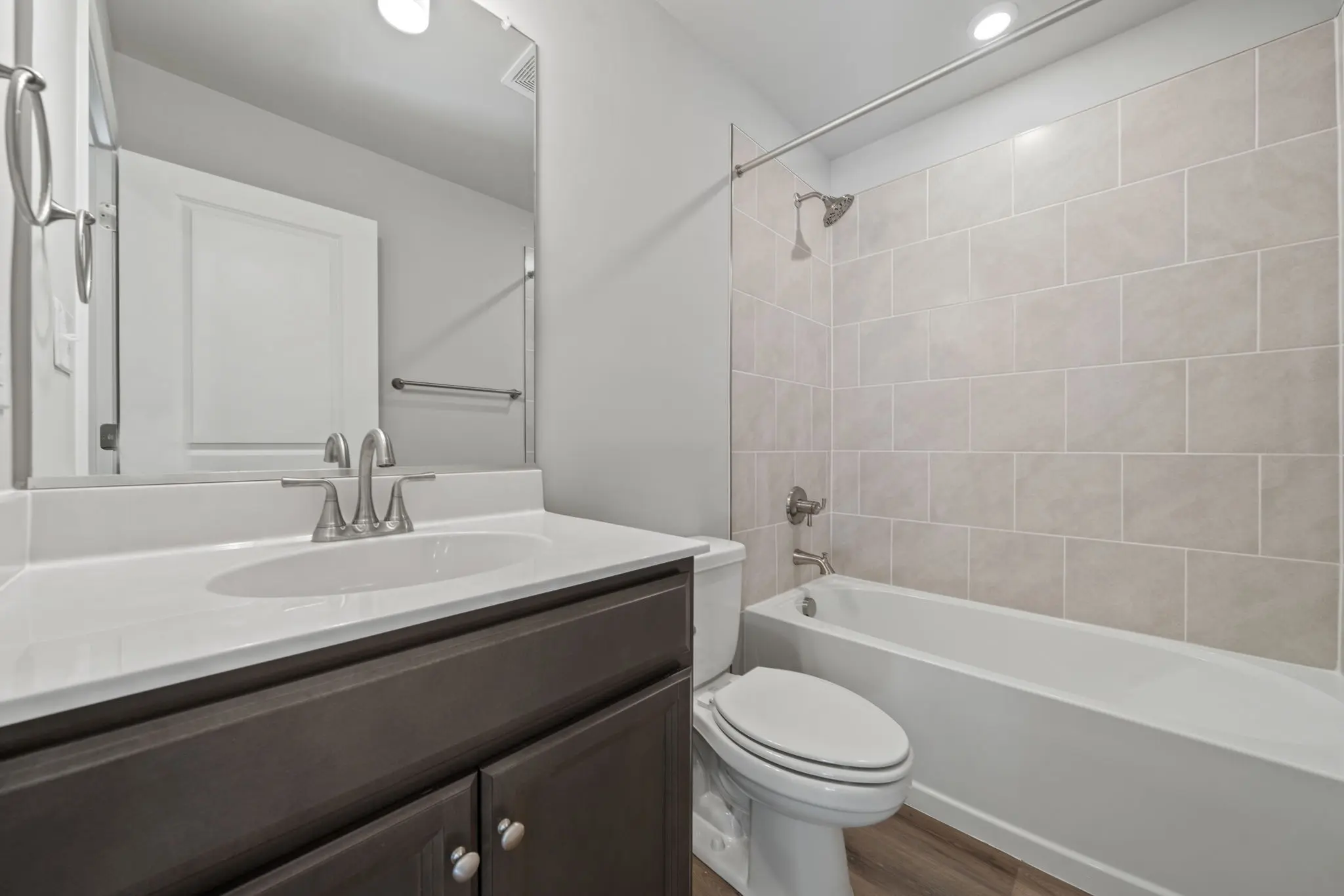 Harper 2 Hall Bath