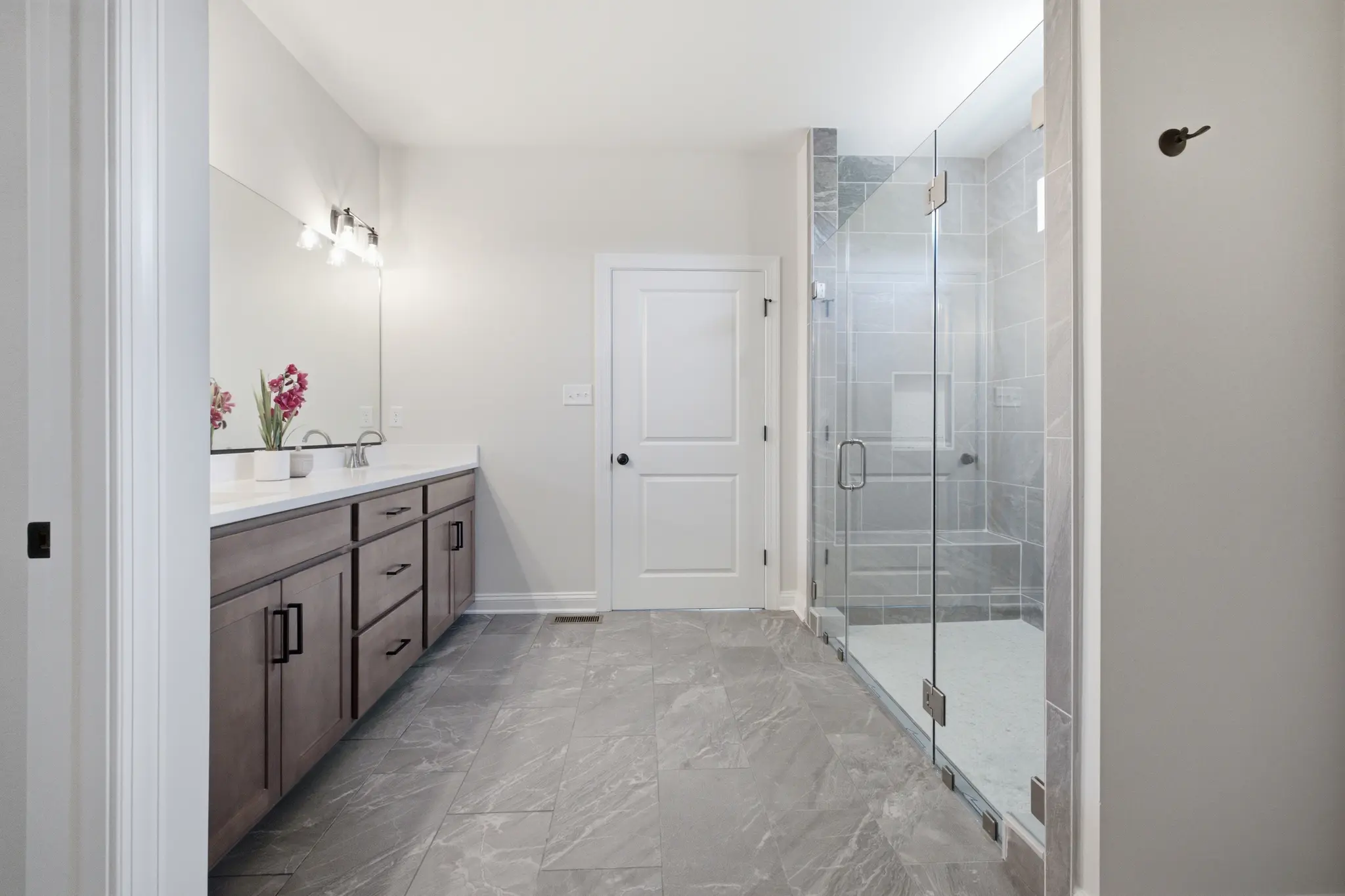 Windsor Primary Bathroom (Opt. Luxury Shower)