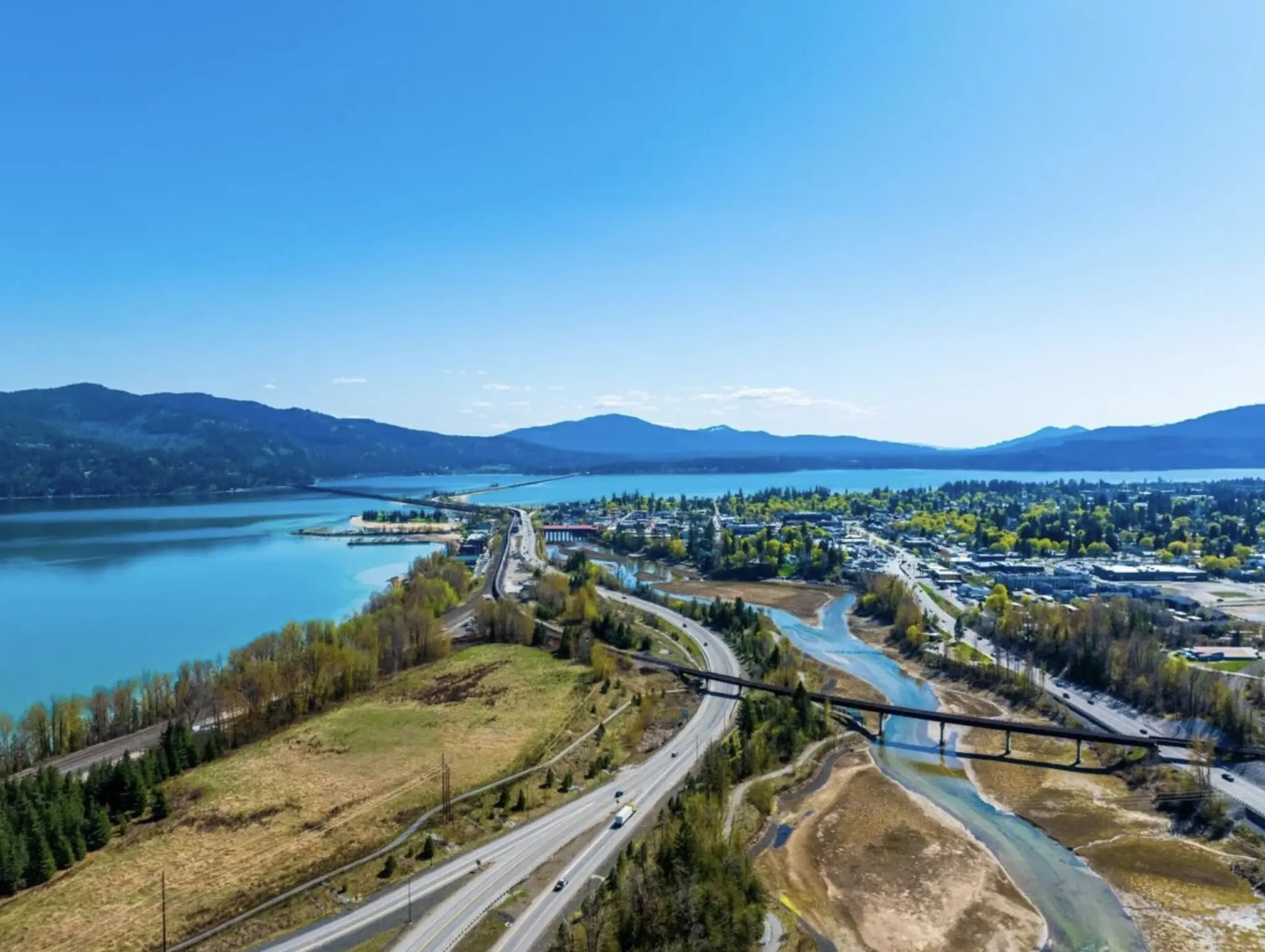 Thumbnail: Life Between the Lake & Mountains
