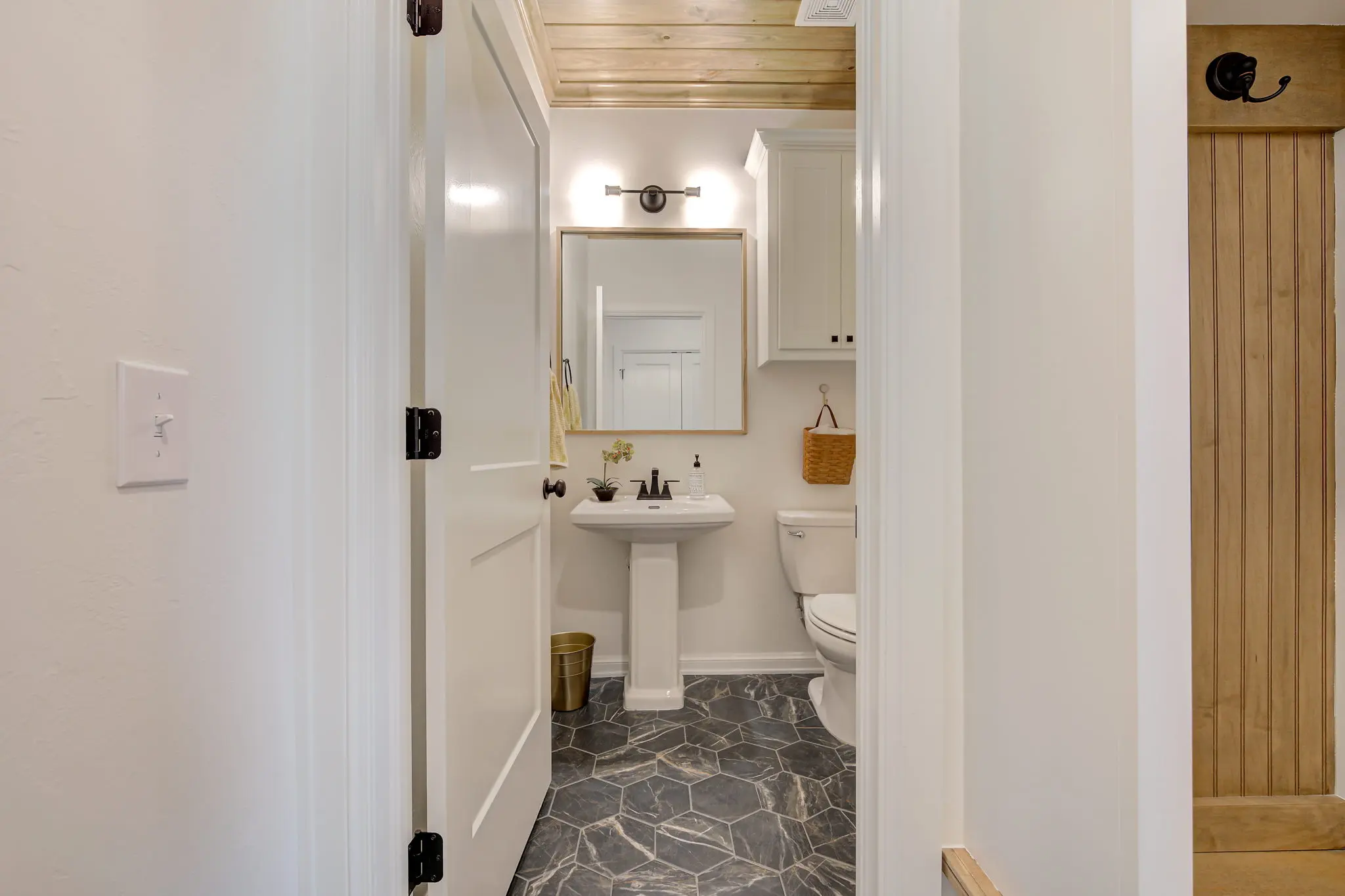 Cape Anne - Interior Photo 20