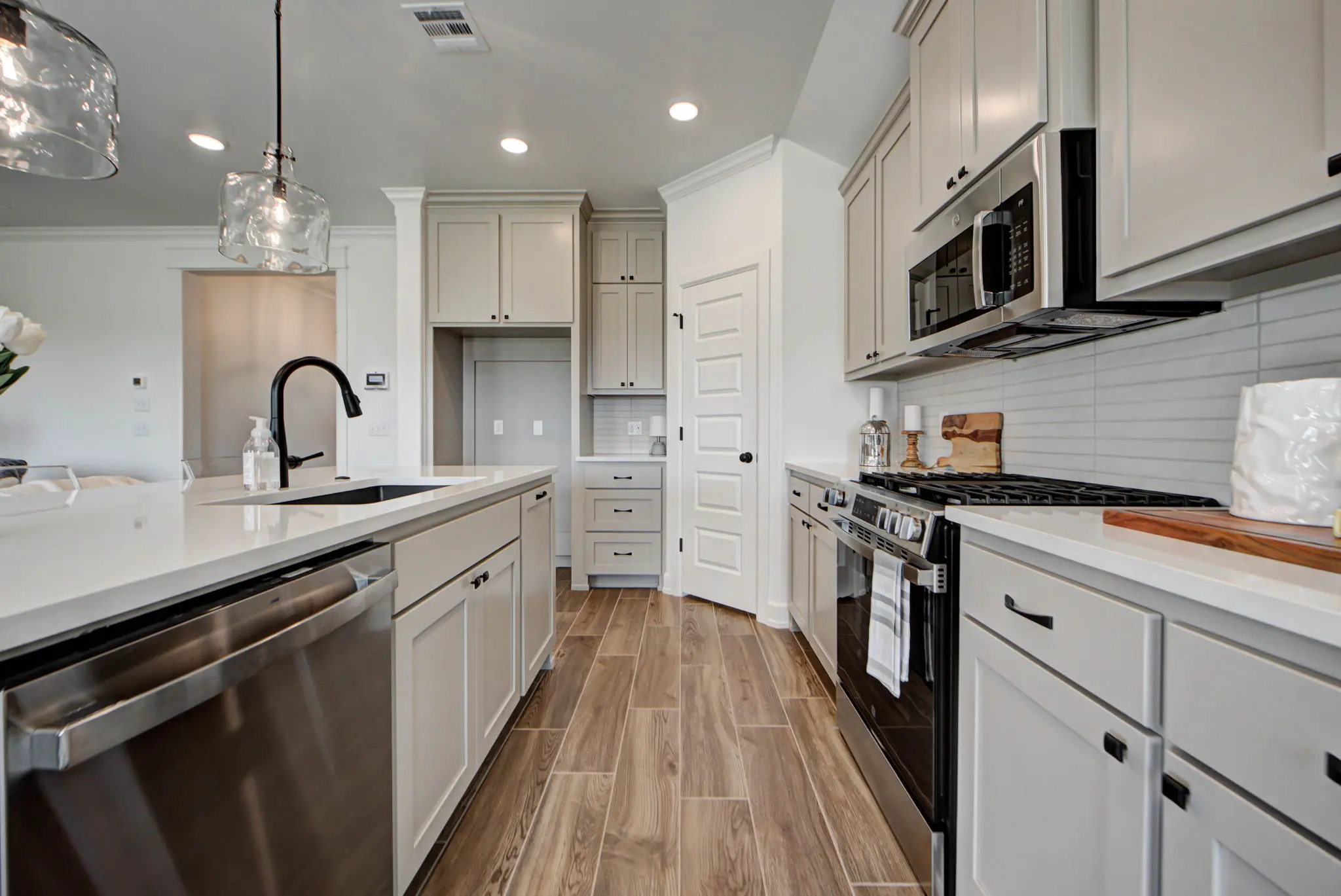 Plum Beach - Interior Photo 16