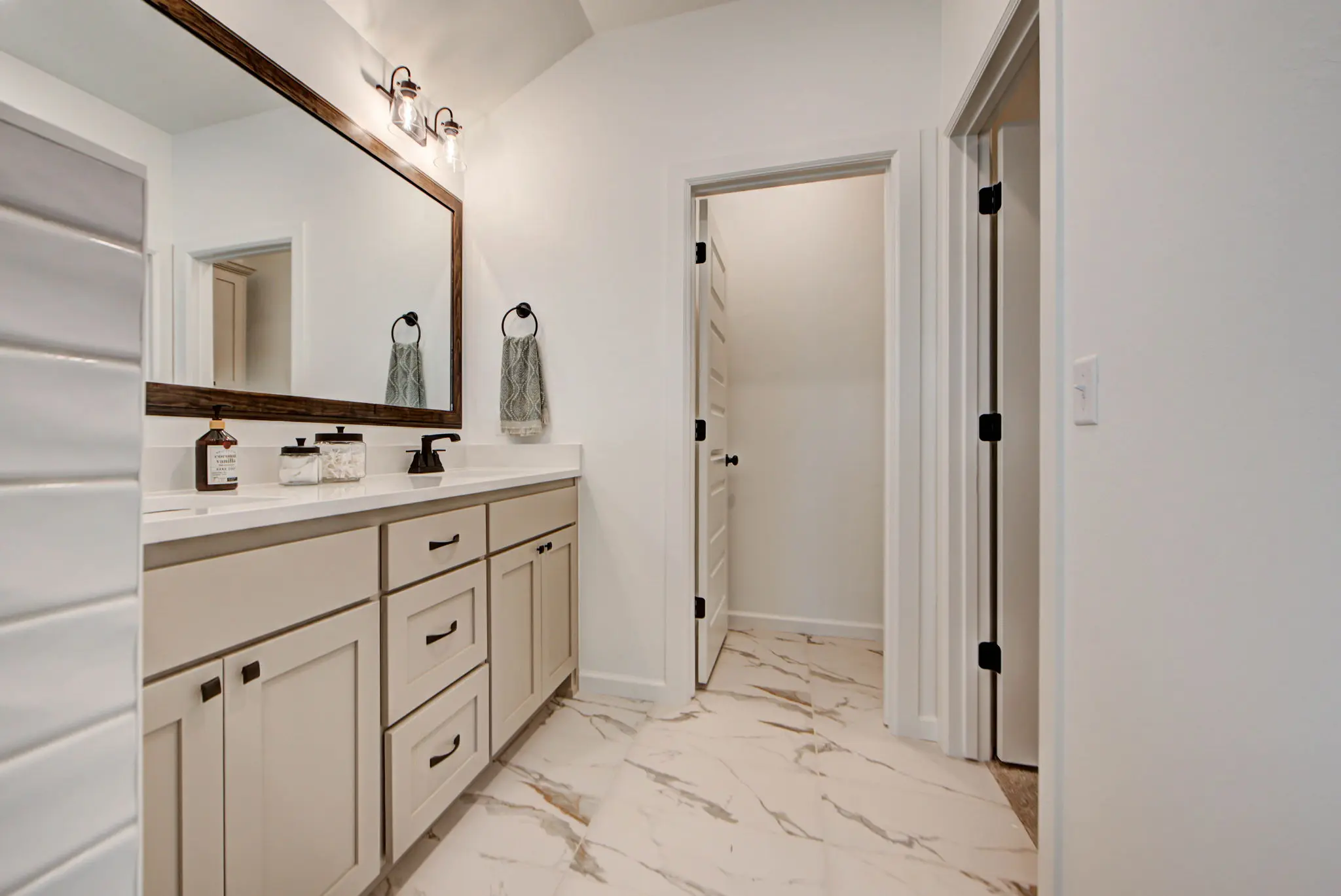 Plum Beach - Interior Photo 25