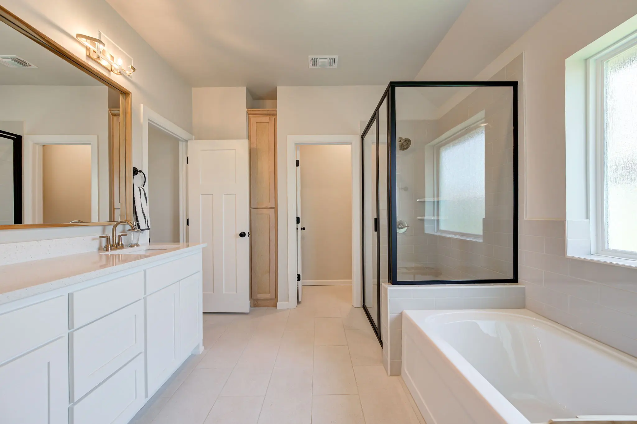Bellevue I - Interior Photo 24