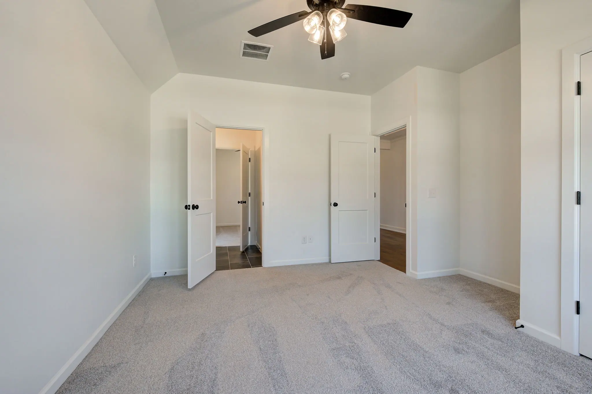 Example of London floor plan - Features and Finishes may vary based on product availability
