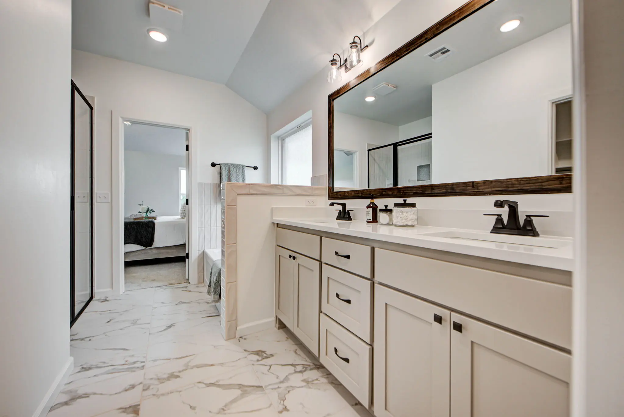 Plum Beach - Interior Photo 26