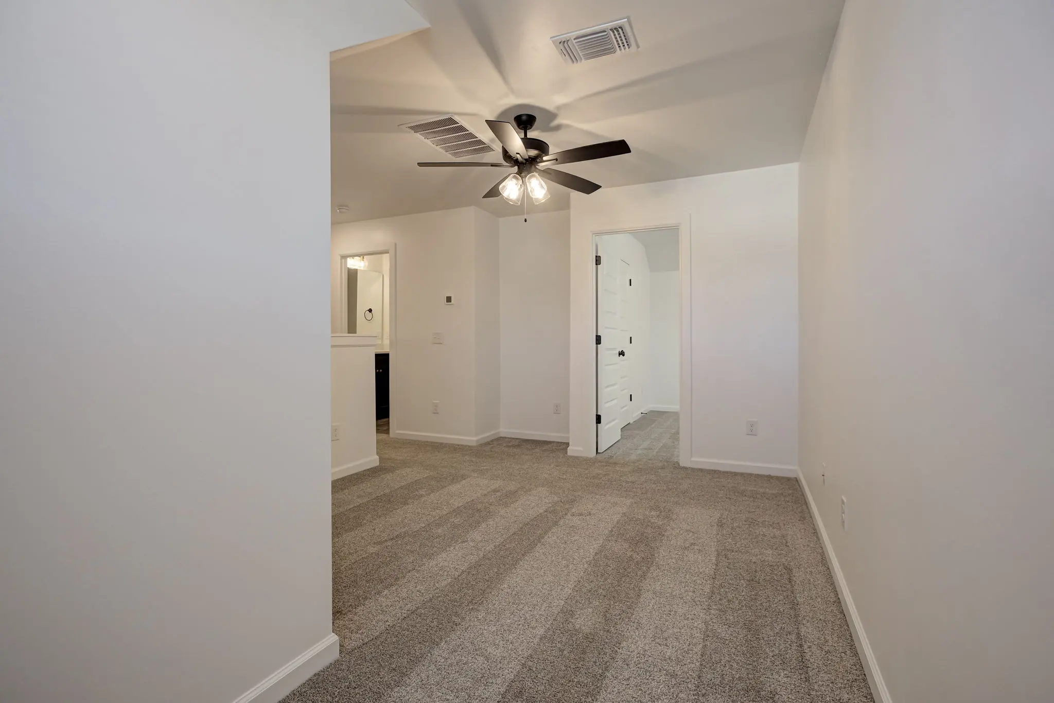 Newport - Interior Photo 32
