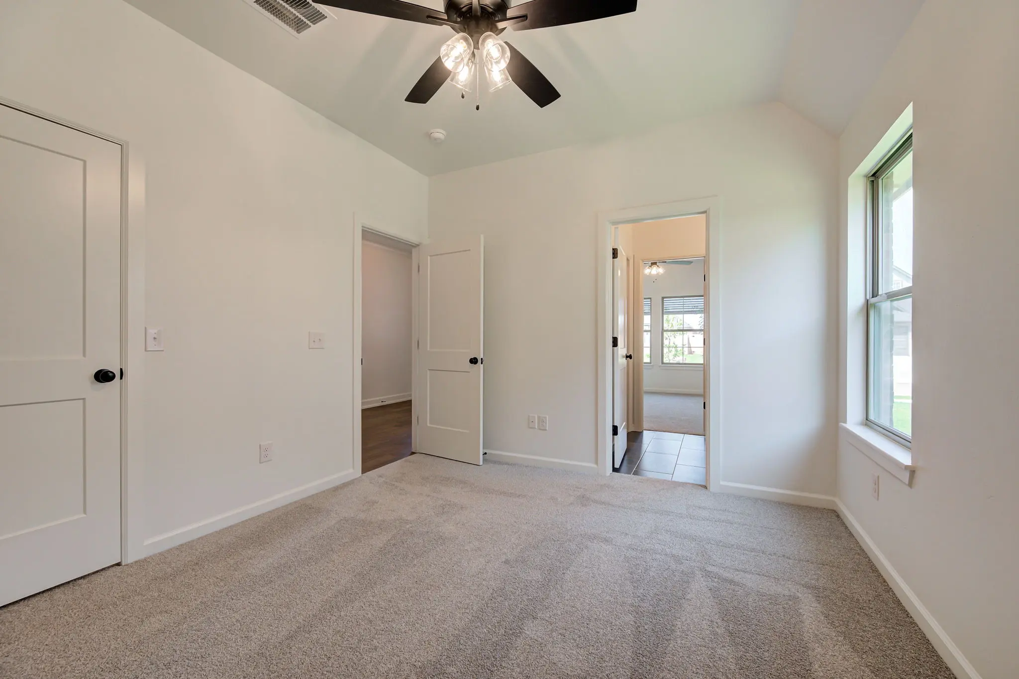 Example of London floor plan - Features and Finishes may vary based on product availability