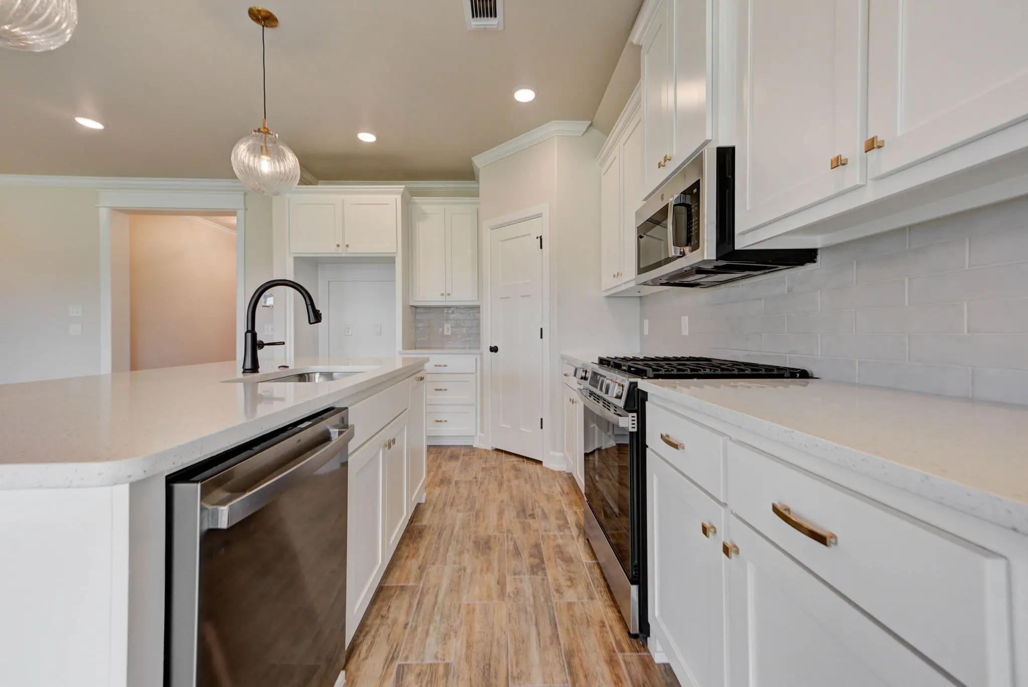 Plum Beach - Interior Photo 9