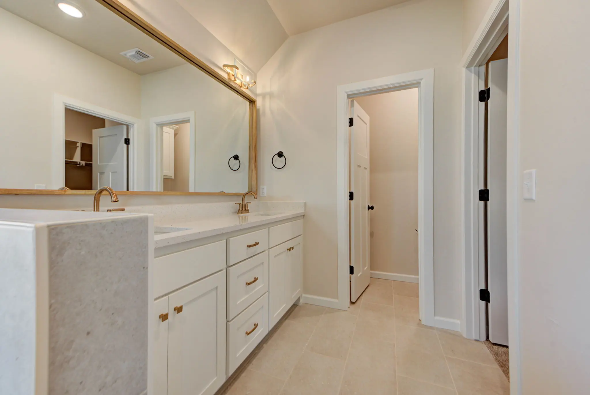 Plum Beach - Interior Photo 15