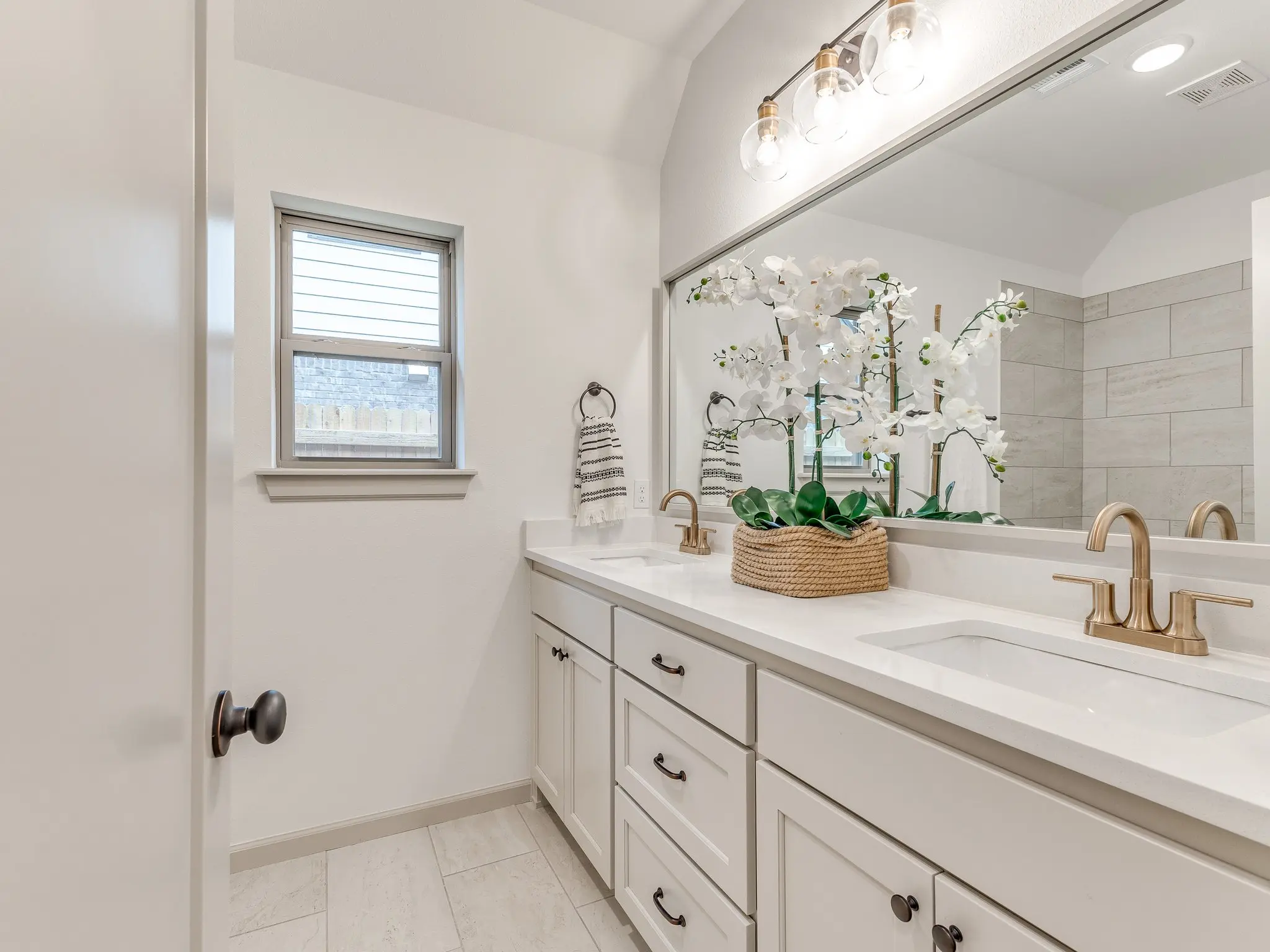 Example of Staged Charleston floor plan - Features and Finishes may vary based on product availability