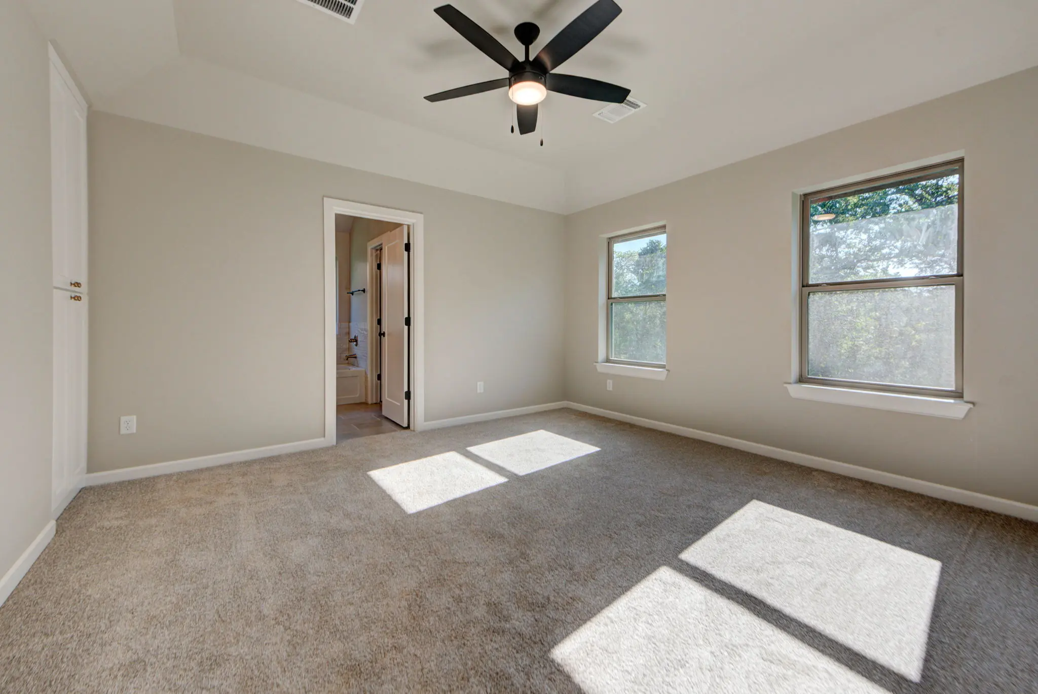 Derby - Interior Photo 10