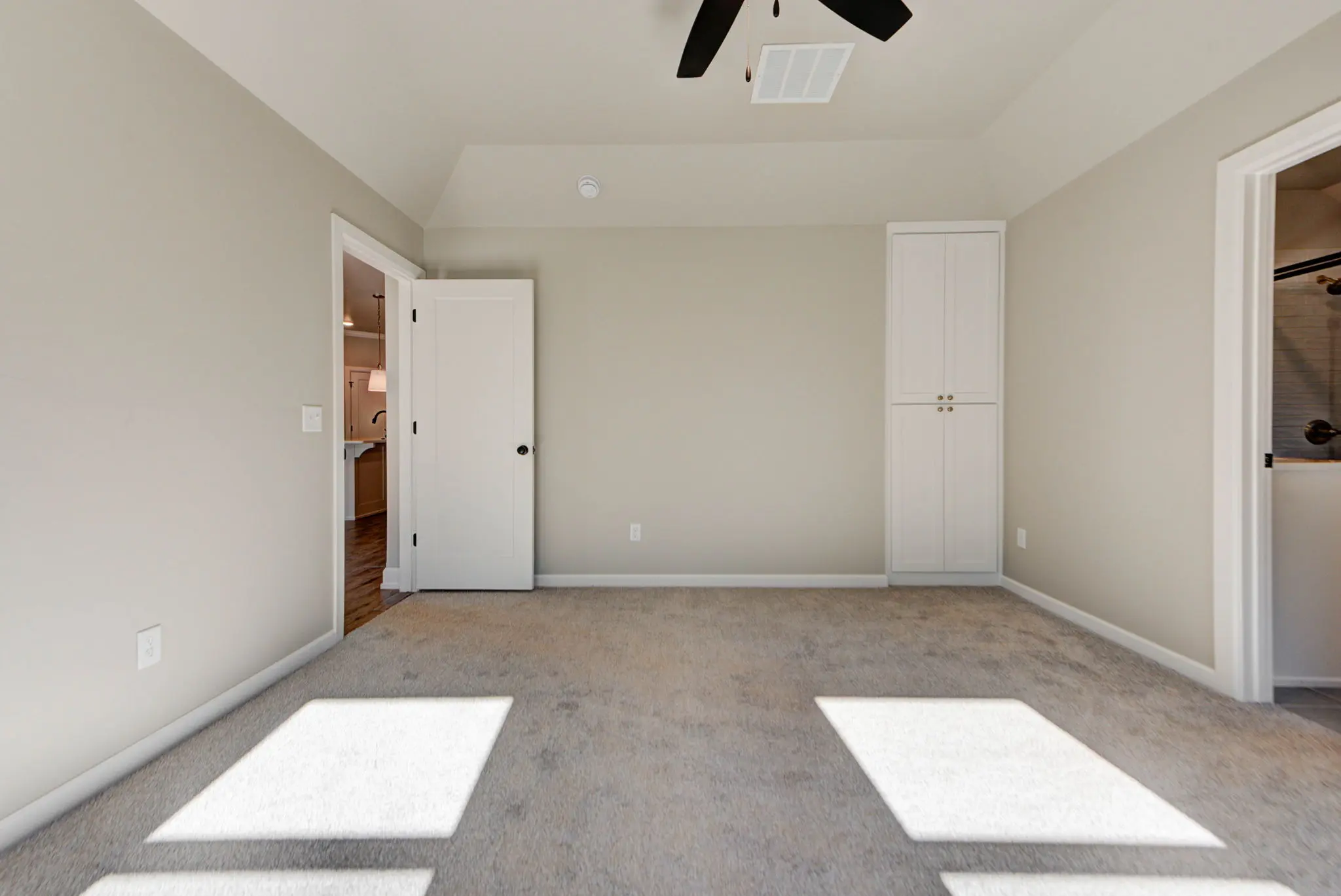 Derby - Interior Photo 11