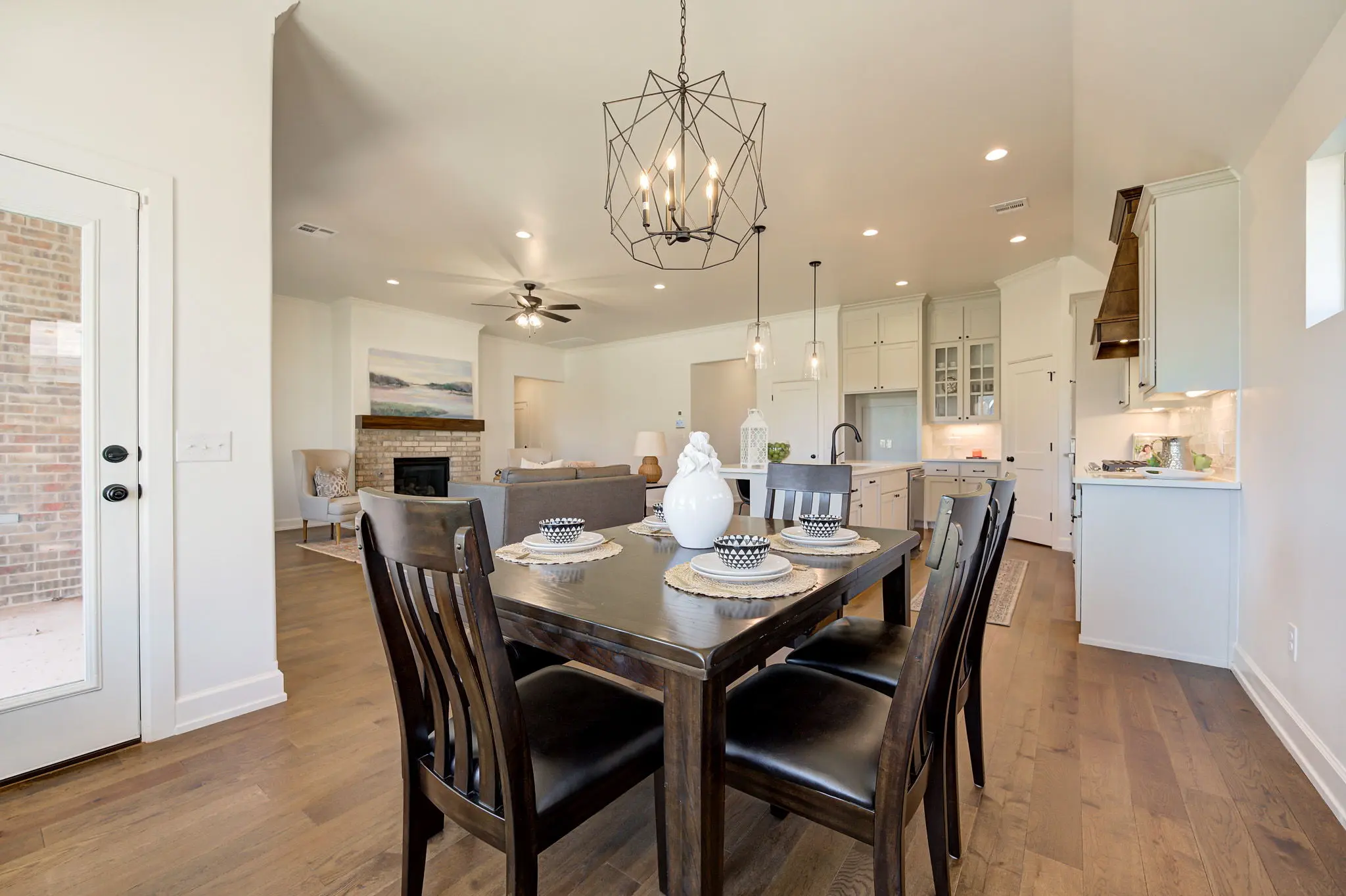 Example of London floor plan - Features and Finishes may vary based on product availability