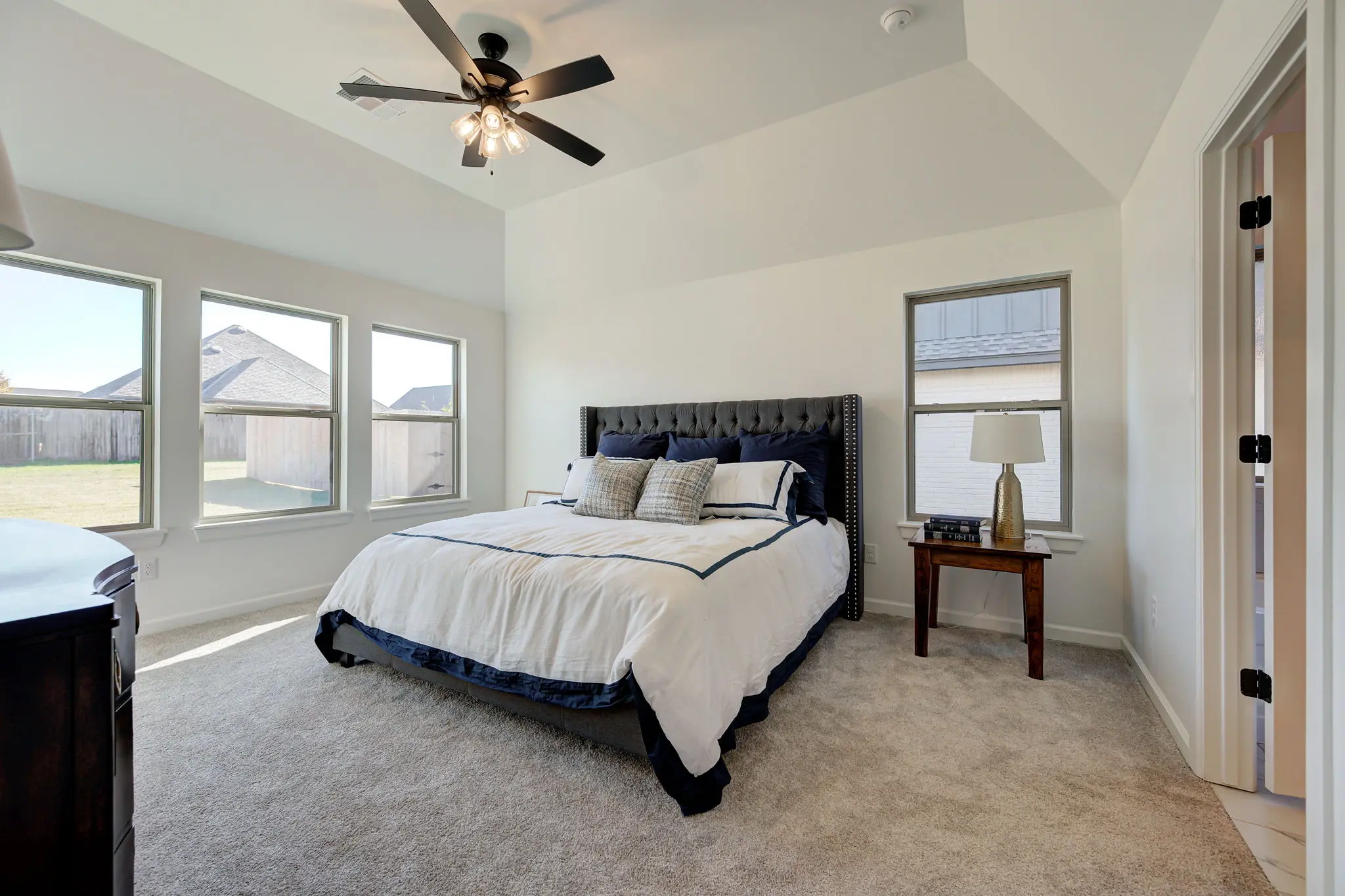 Example of London floor plan - Features and Finishes may vary based on product availability