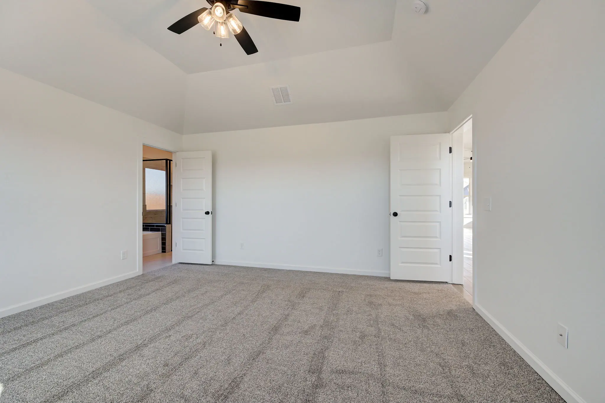 Newport - Interior Photo 16