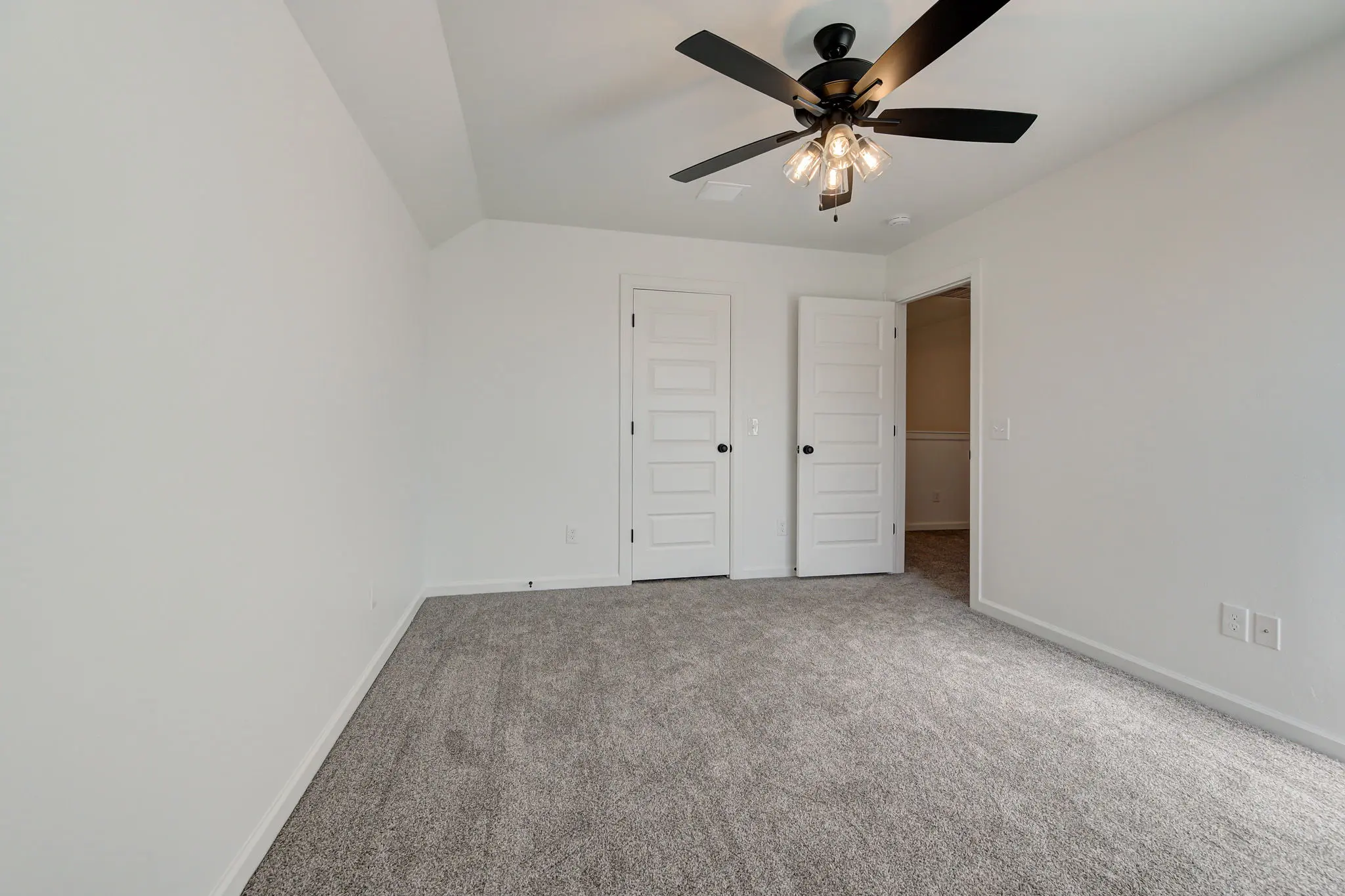 Newport - Interior Photo 32