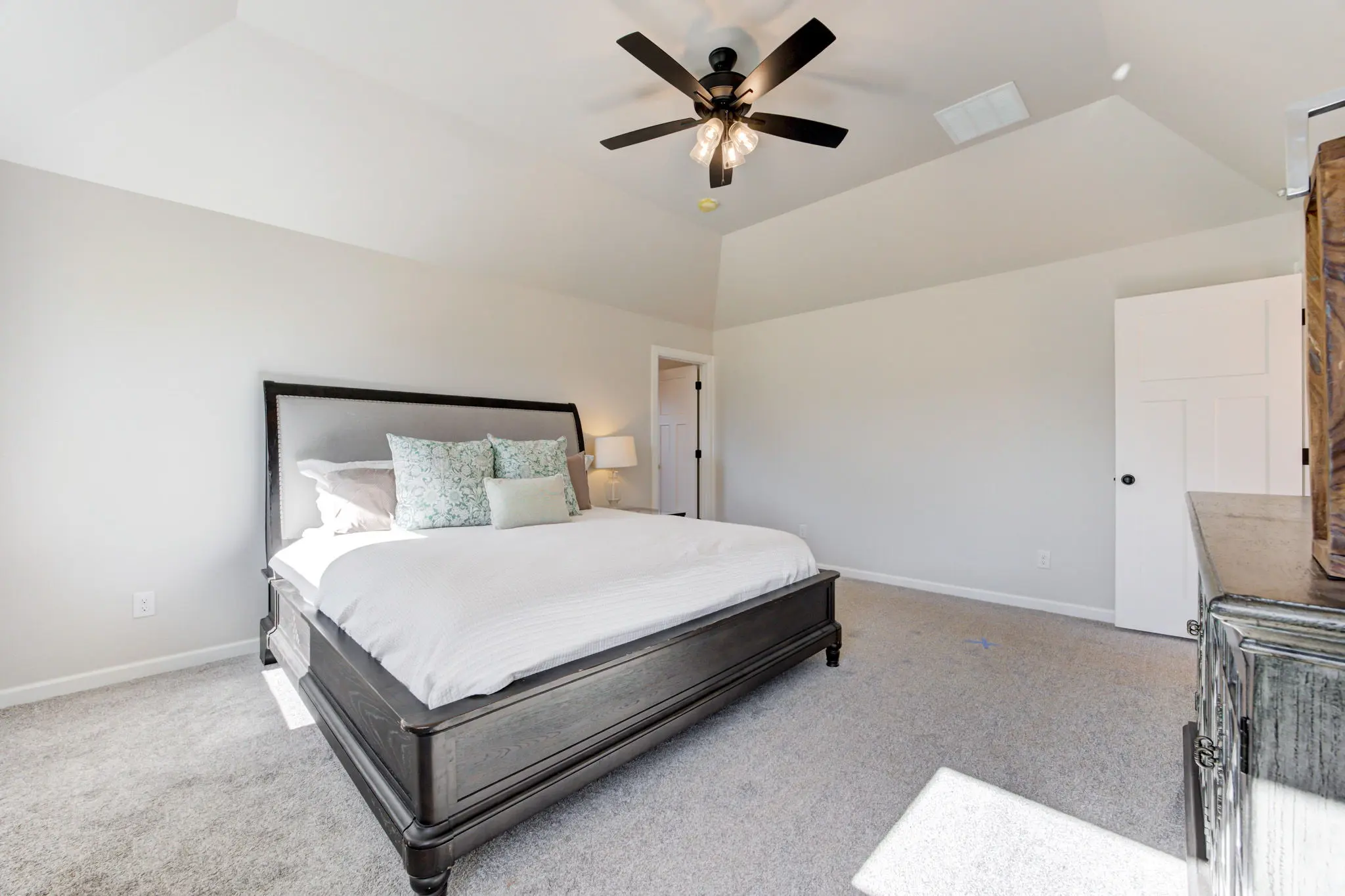 Example of Bellevue II floor plan - Features and Finishes may vary based on product availability