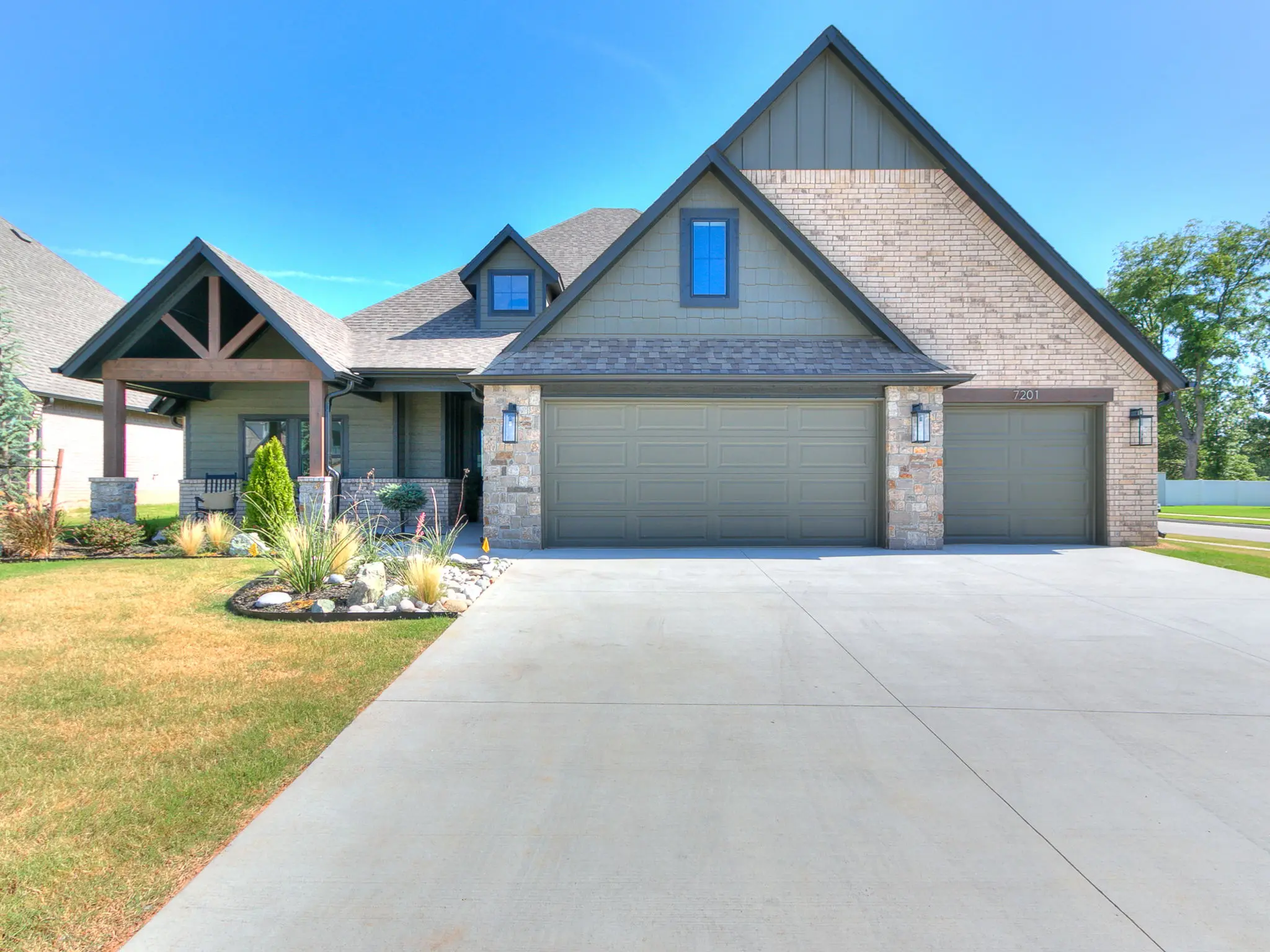 xample of Charleston floor plan - Features and Finishes may vary based on product availability
