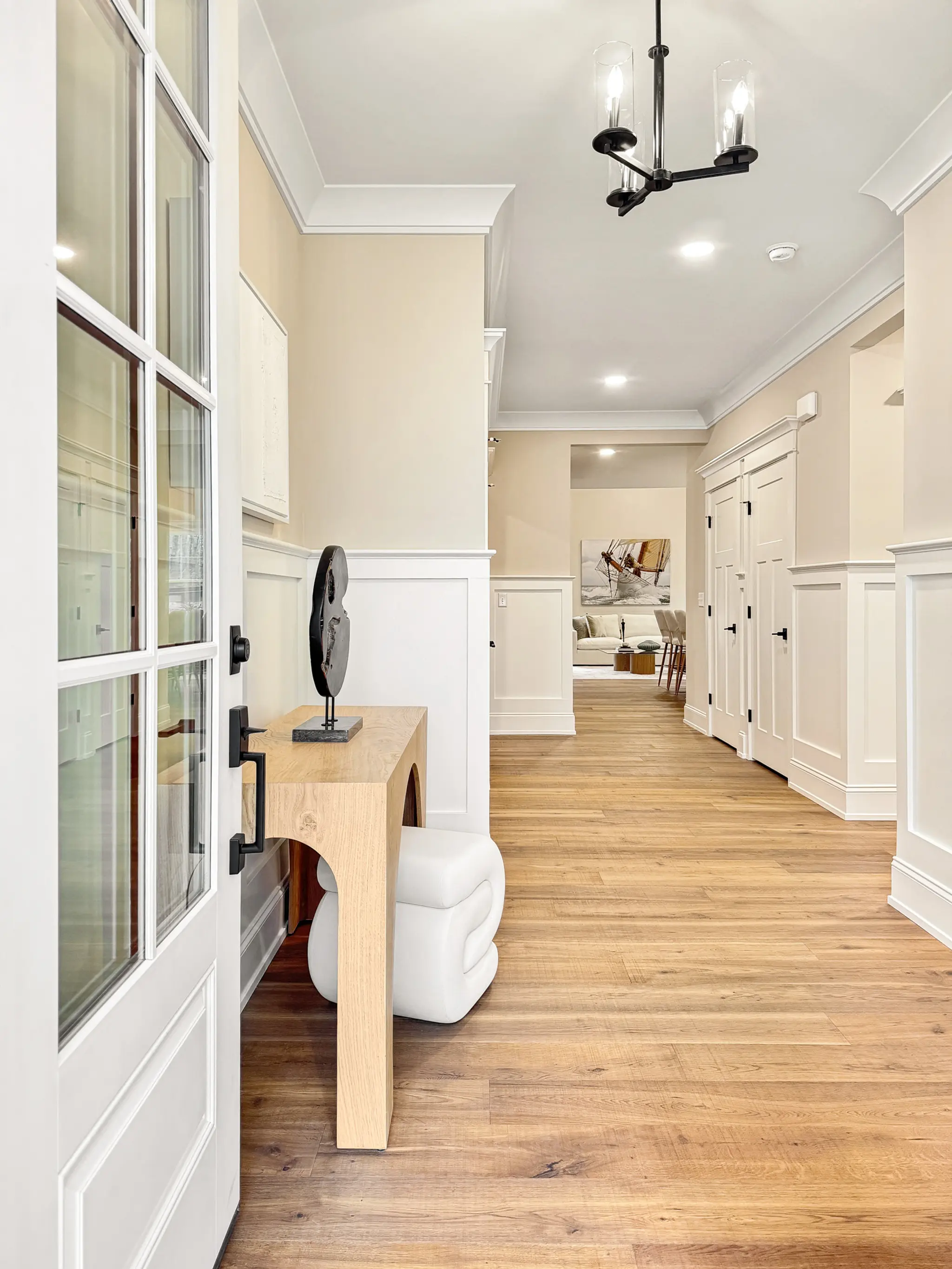 Lincoln - Interior Photo 3