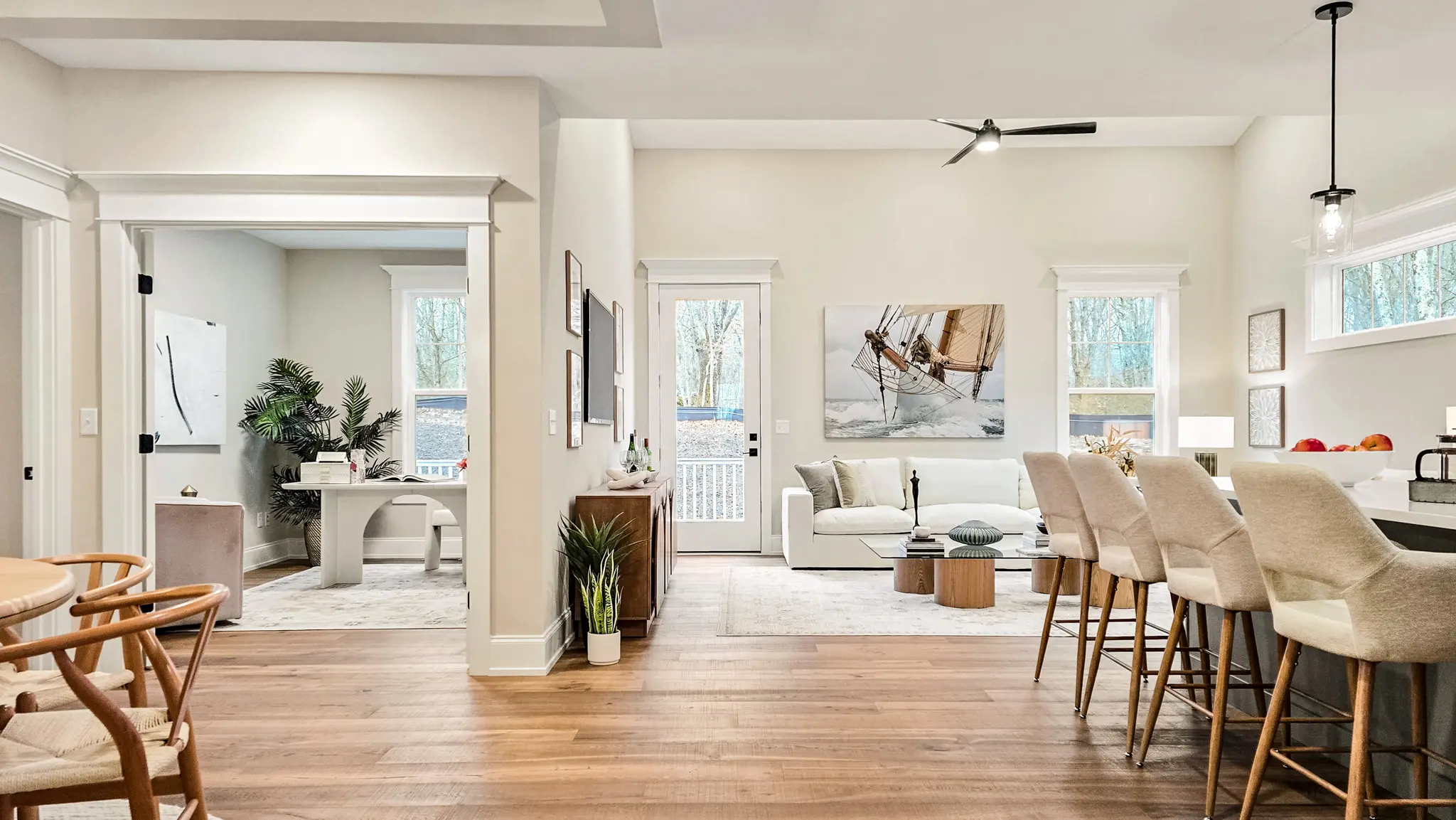 Lincoln - Interior Photo 4