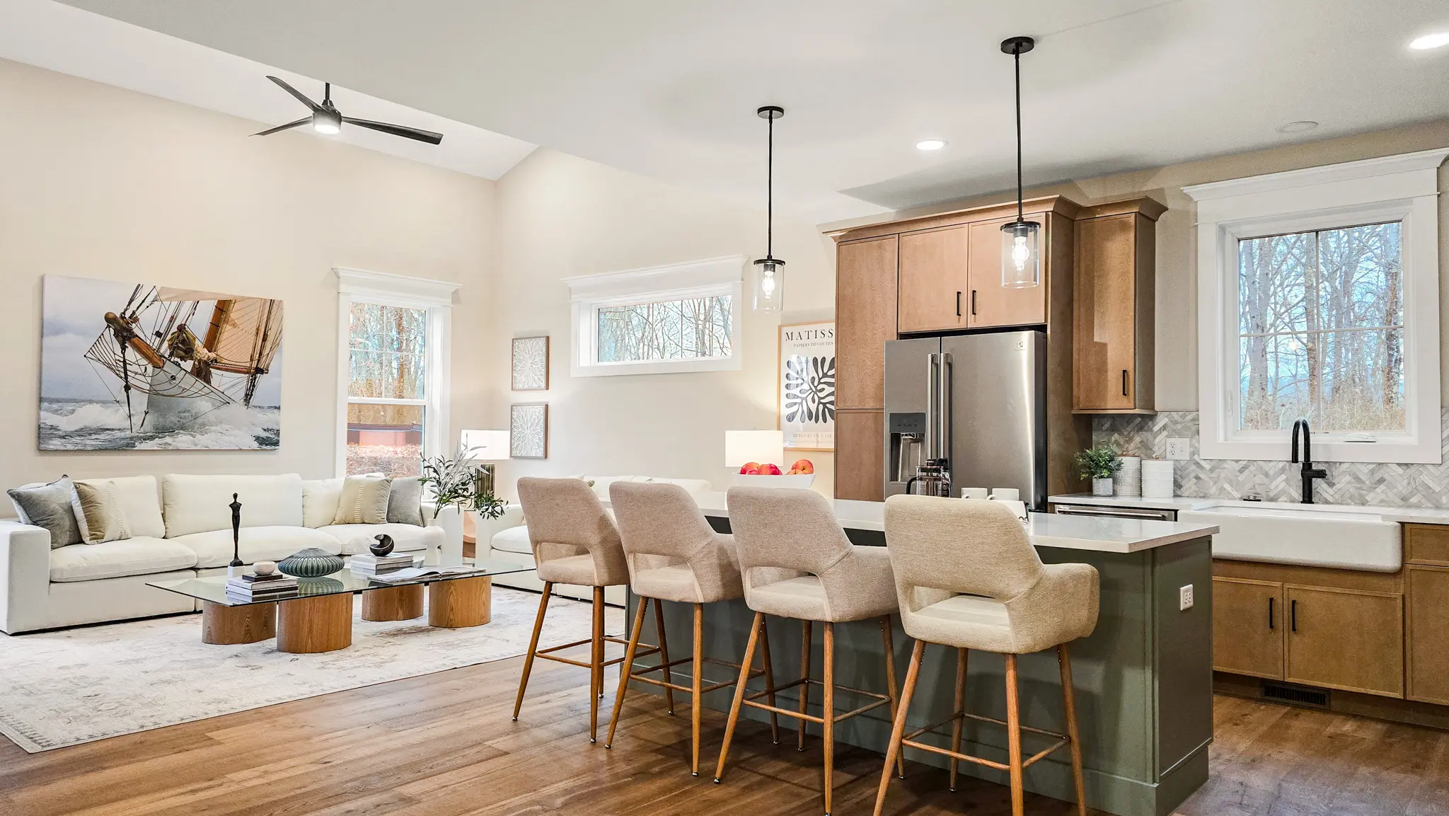 Lincoln - Interior Photo 6