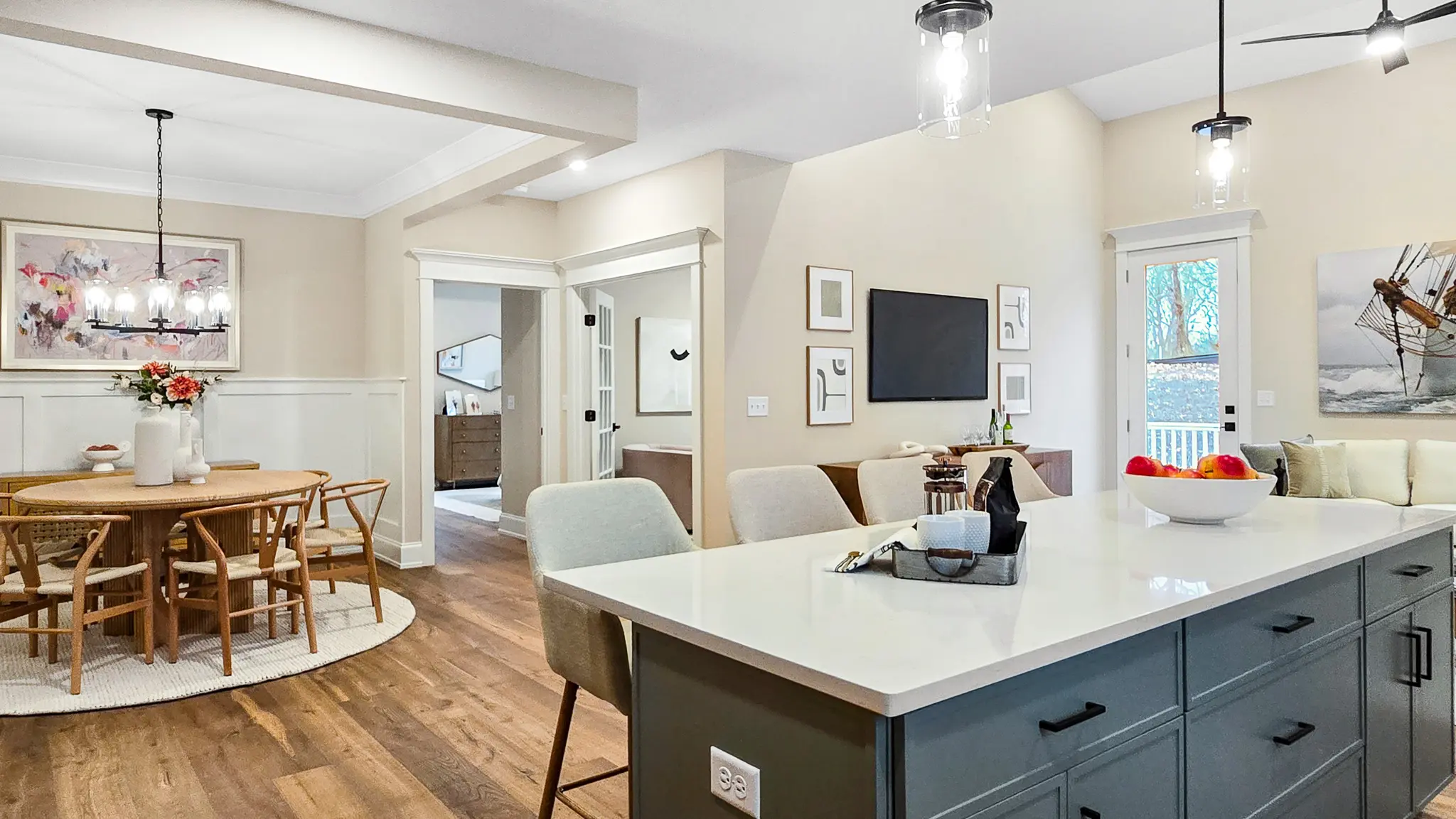 Lincoln - Interior Photo 7