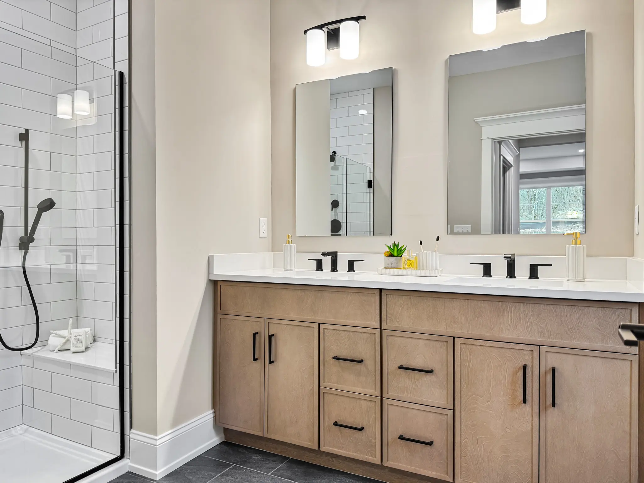 Lincoln - Interior Photo 12