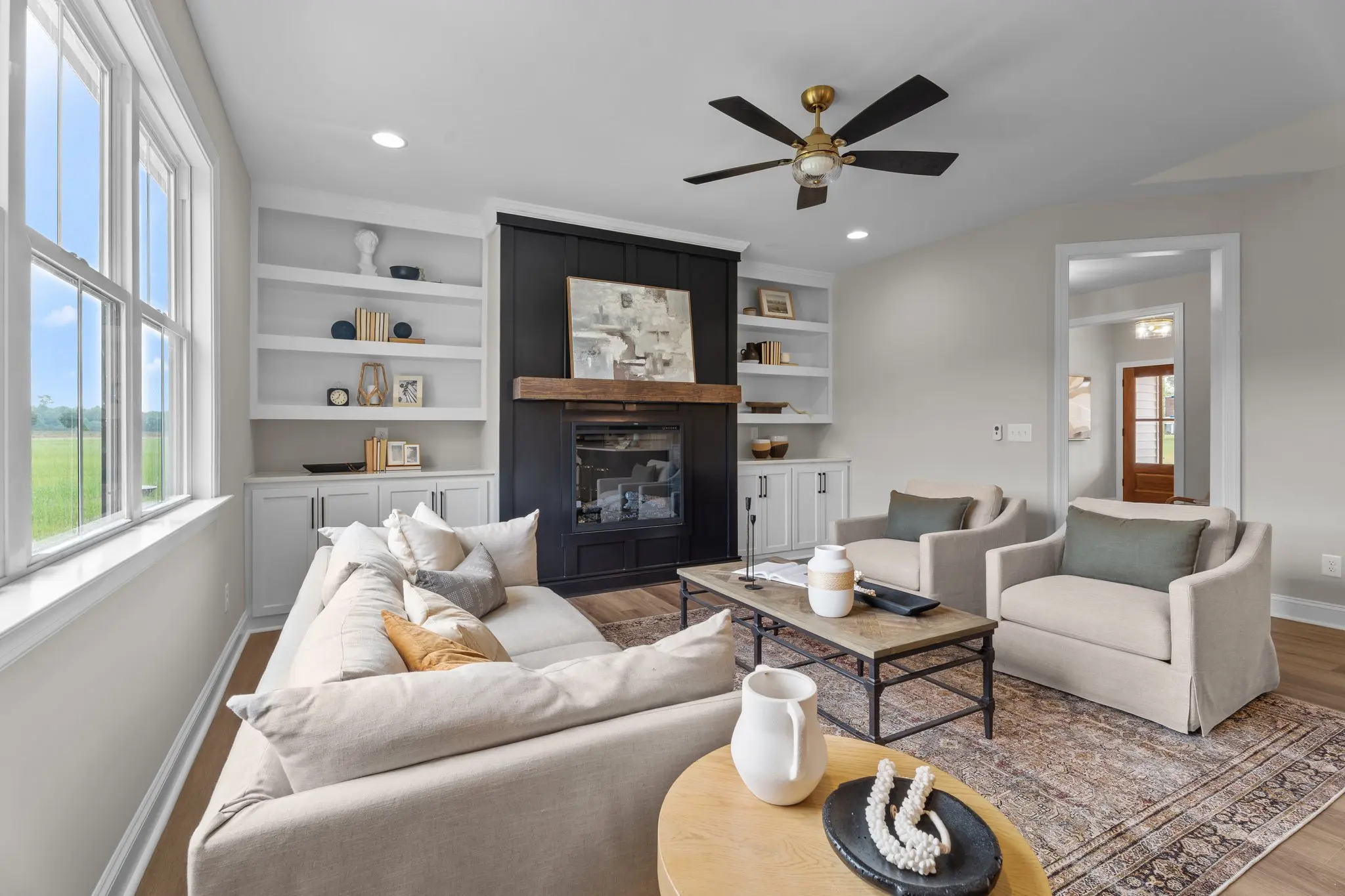 Pierce - Interior Photo 8