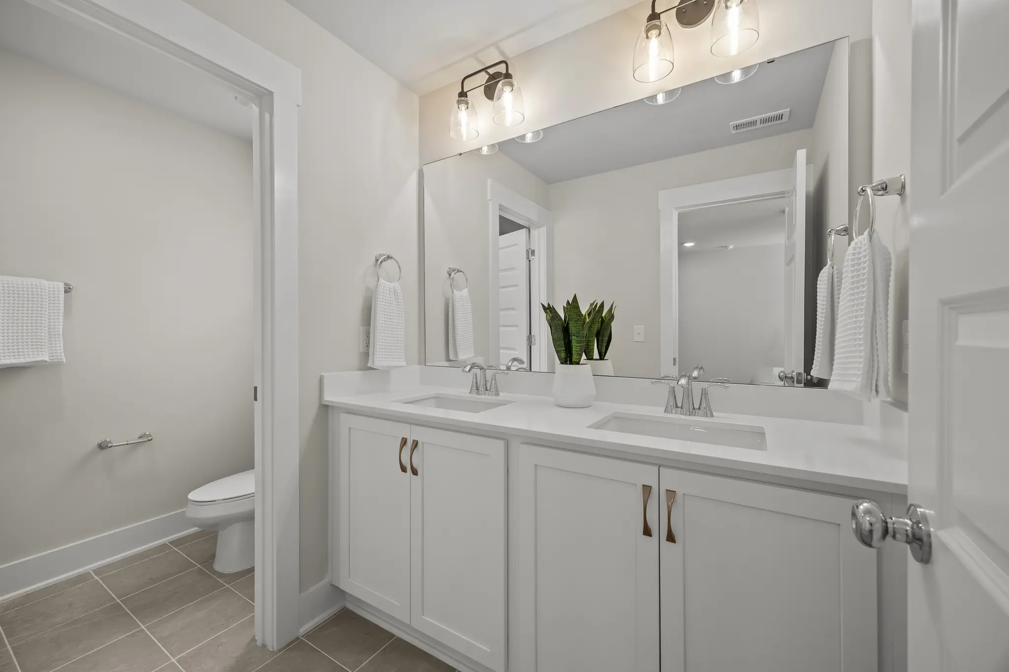 Primary Bath (Cigar Lounge)