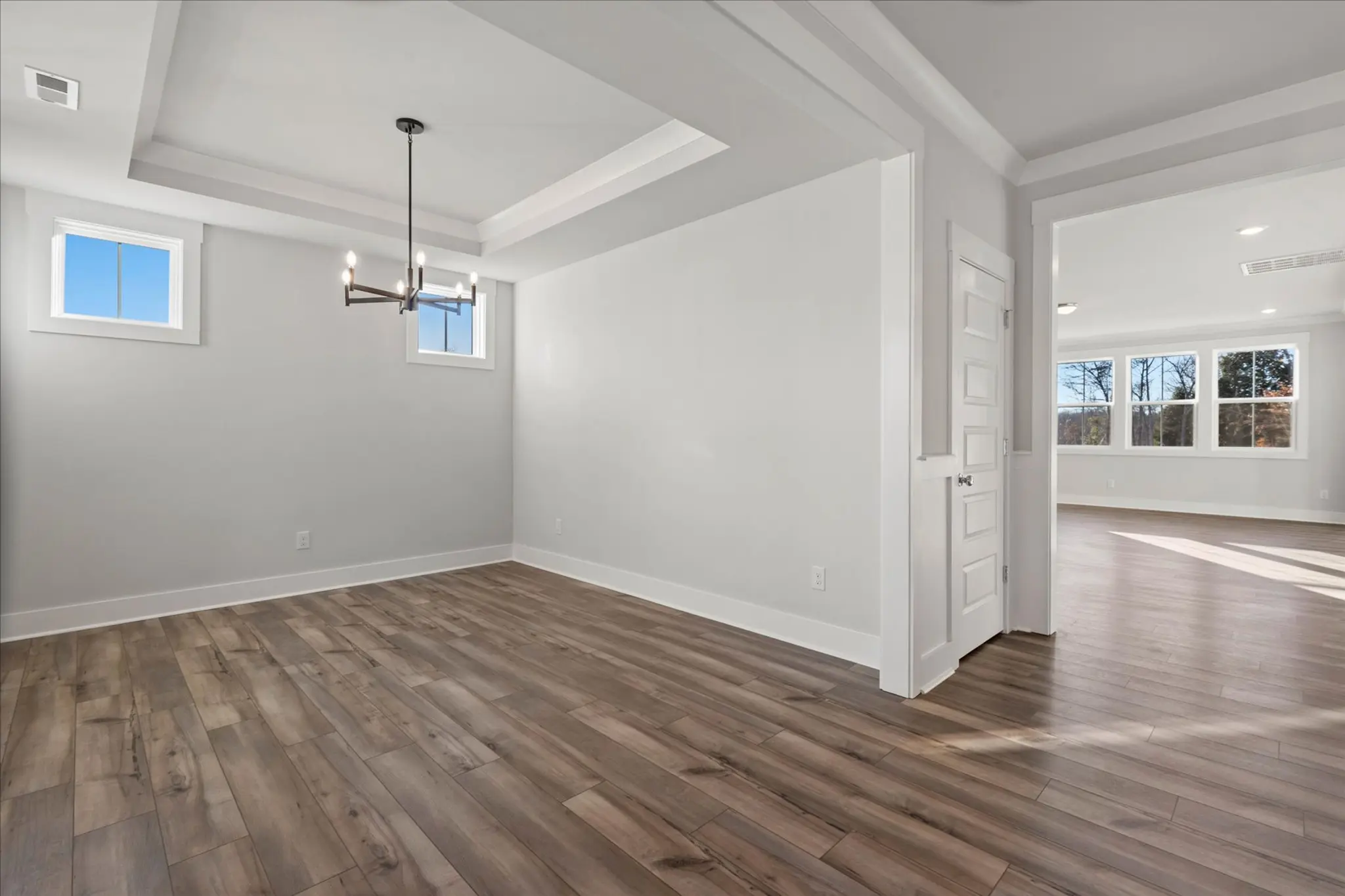 Logical and Linear - Interior Photo 41